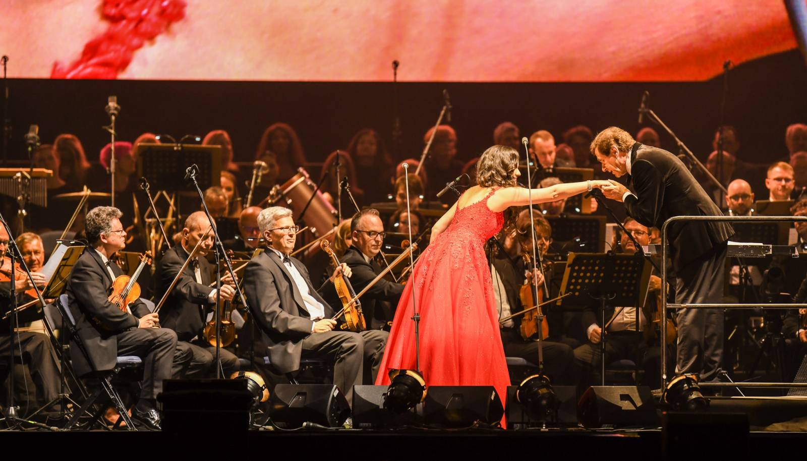 Andrea Bocelli zaplnil pražskou O2 arenu, nevidomý tenorista pozval na pódium několik hostů