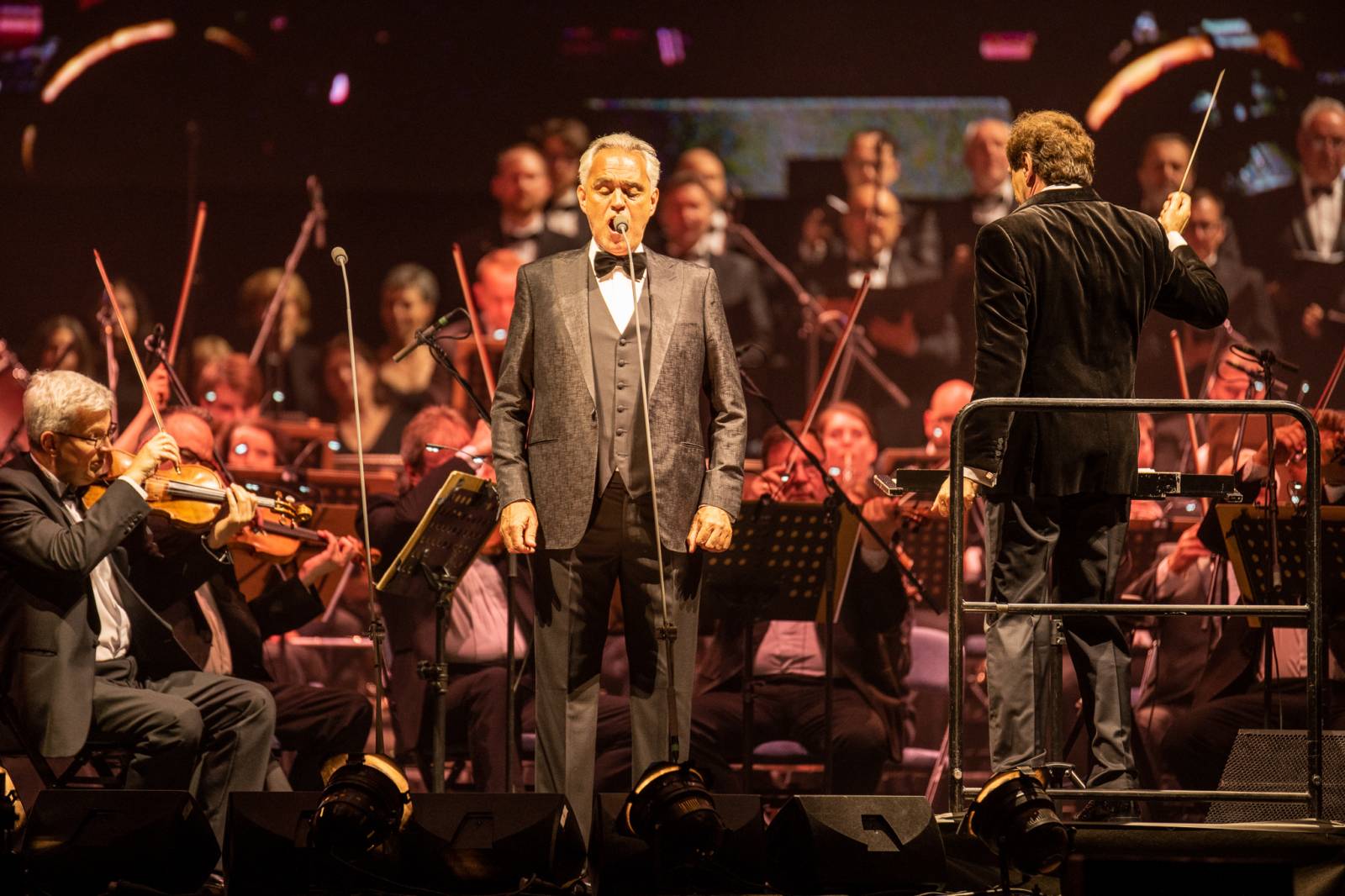 Andrea Bocelli zaplnil pražskou O2 arenu, nevidomý tenorista pozval na pódium několik hostů