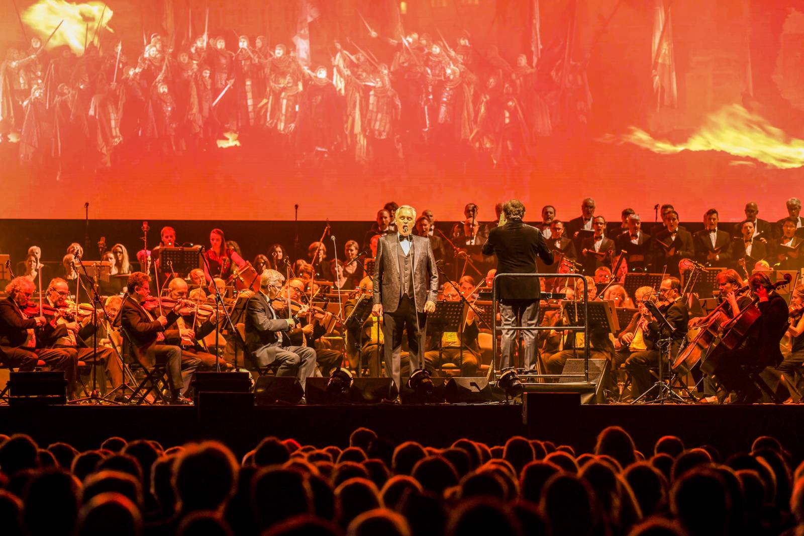 Andrea Bocelli zaplnil pražskou O2 arenu, nevidomý tenorista pozval na pódium několik hostů