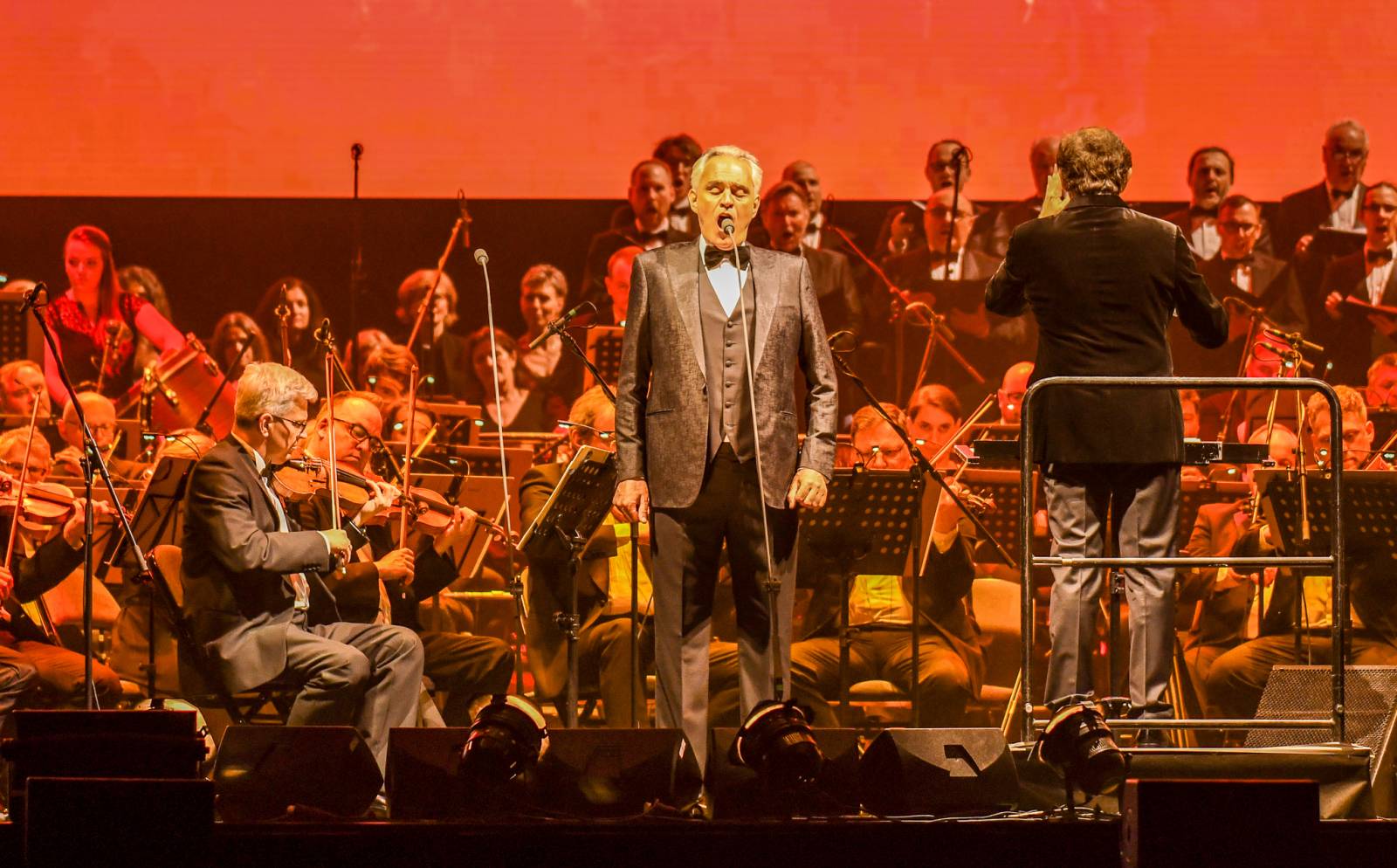 Andrea Bocelli zaplnil pražskou O2 arenu, nevidomý tenorista pozval na pódium několik hostů