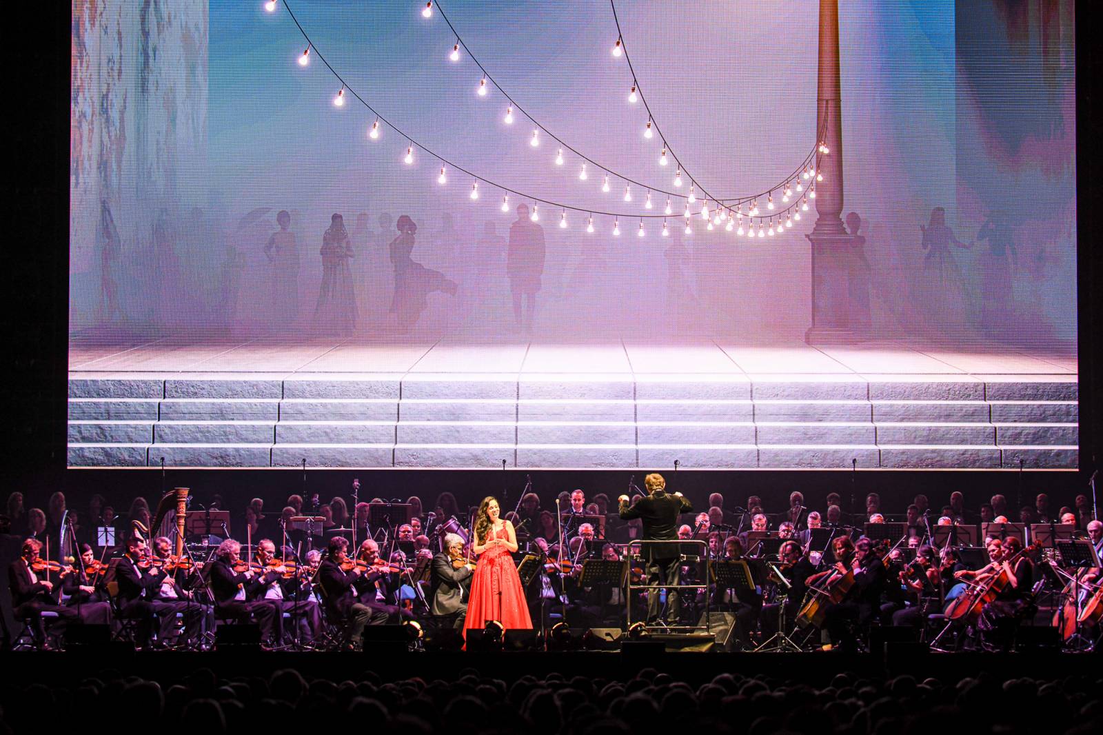 Andrea Bocelli zaplnil pražskou O2 arenu, nevidomý tenorista pozval na pódium několik hostů