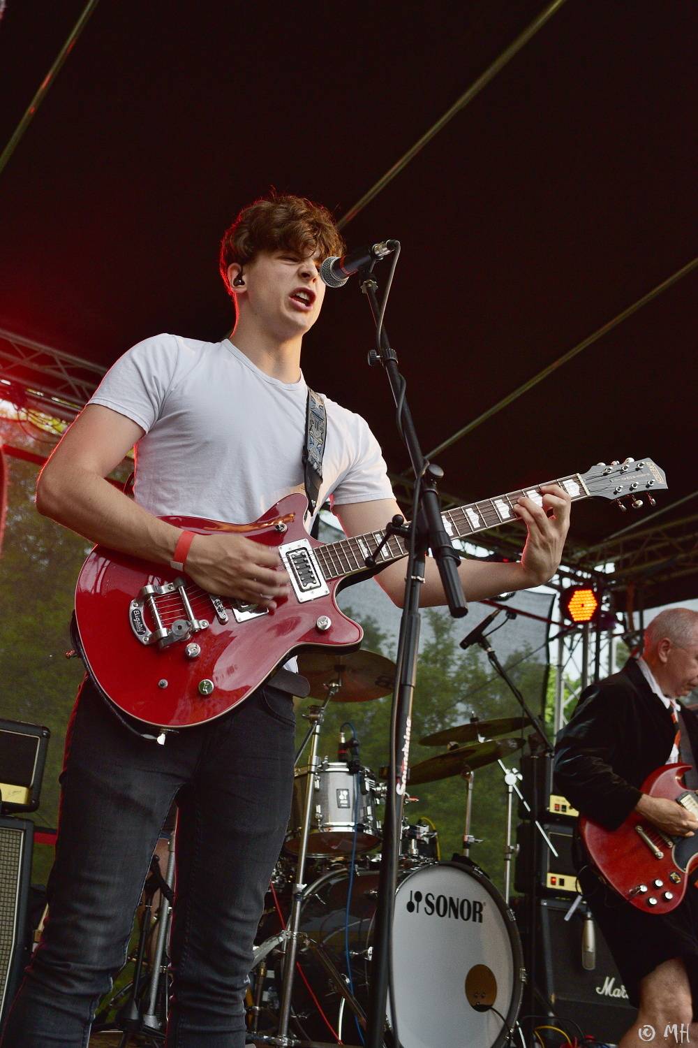 Ani bouřka a déšť je nezastavily. Špejbl's Helprs hráli v Plzni skladby AC/DC