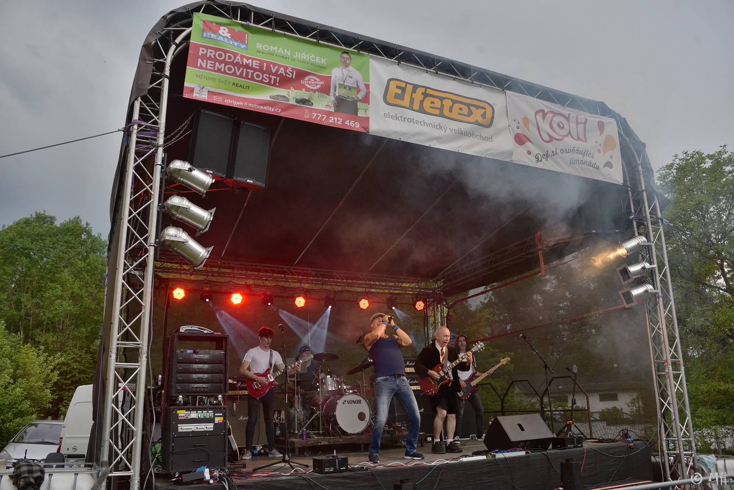 Ani bouřka a déšť je nezastavily. Špejbl's Helprs hráli v Plzni skladby AC/DC