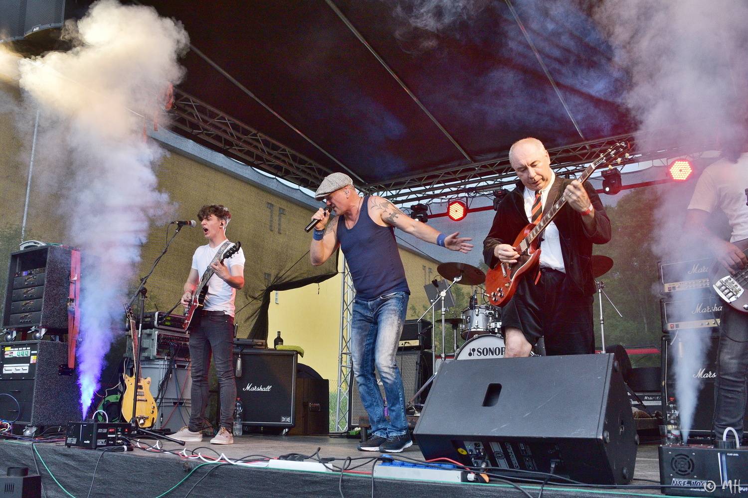 Ani bouřka a déšť je nezastavily. Špejbl's Helprs hráli v Plzni skladby AC/DC