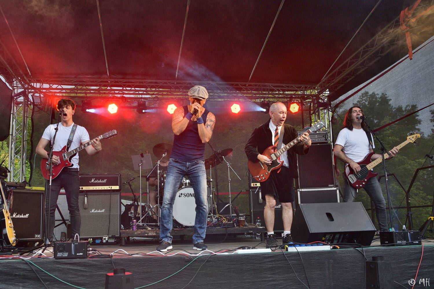 Ani bouřka a déšť je nezastavily. Špejbl's Helprs hráli v Plzni skladby AC/DC