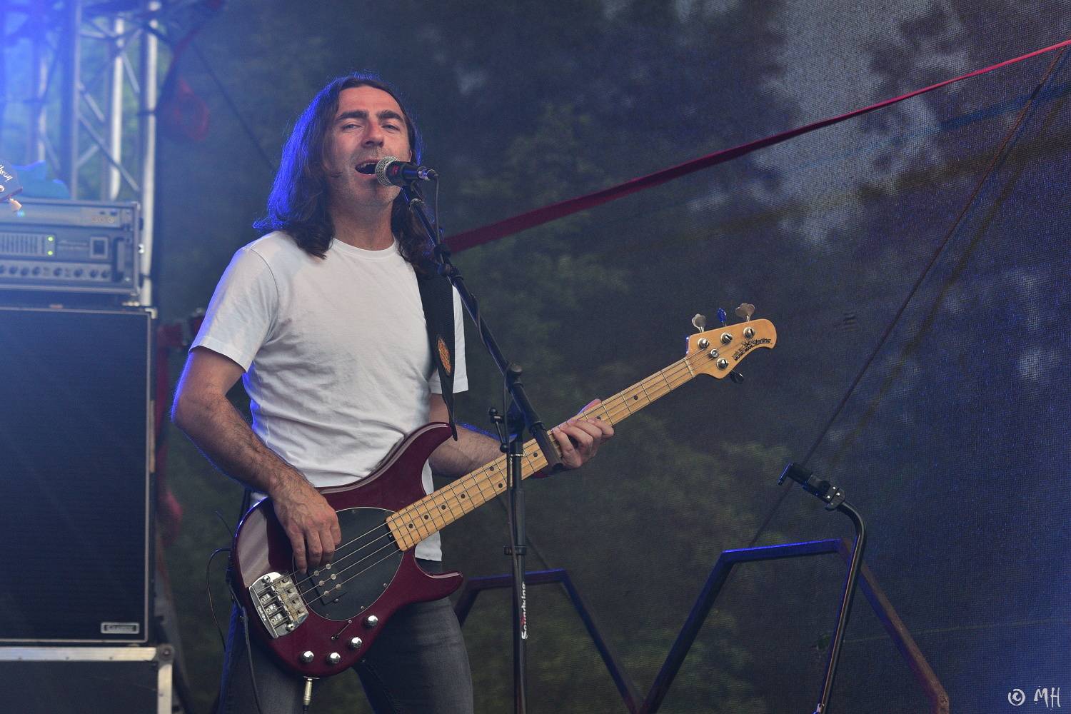 Ani bouřka a déšť je nezastavily. Špejbl's Helprs hráli v Plzni skladby AC/DC