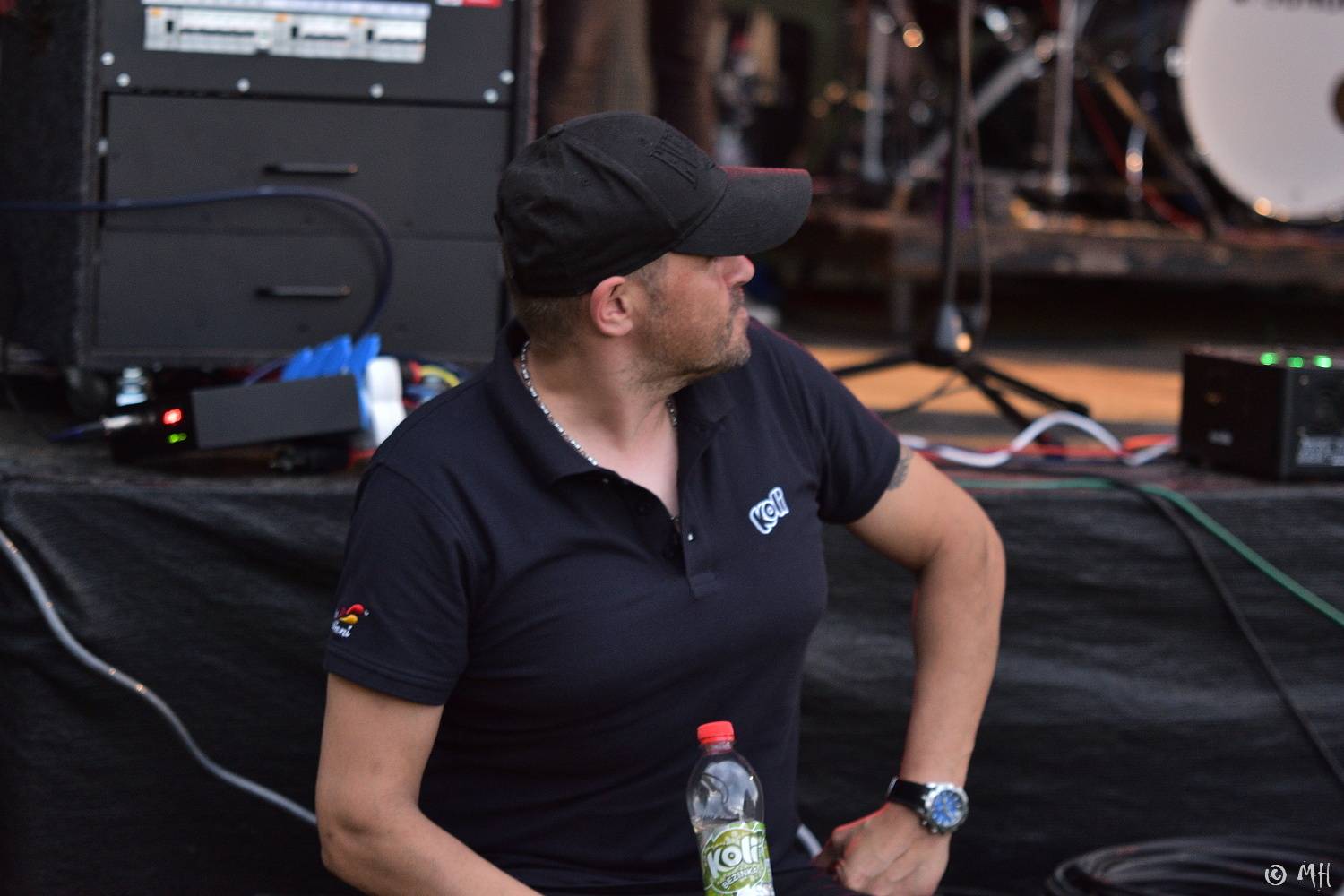 Ani bouřka a déšť je nezastavily. Špejbl's Helprs hráli v Plzni skladby AC/DC