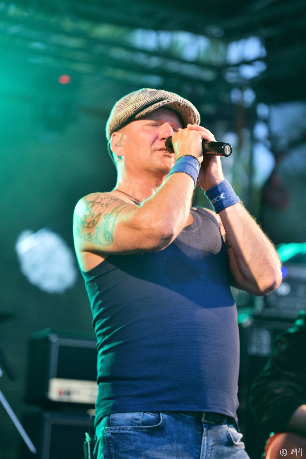 Ani bouřka a déšť je nezastavily. Špejbl's Helprs hráli v Plzni skladby AC/DC