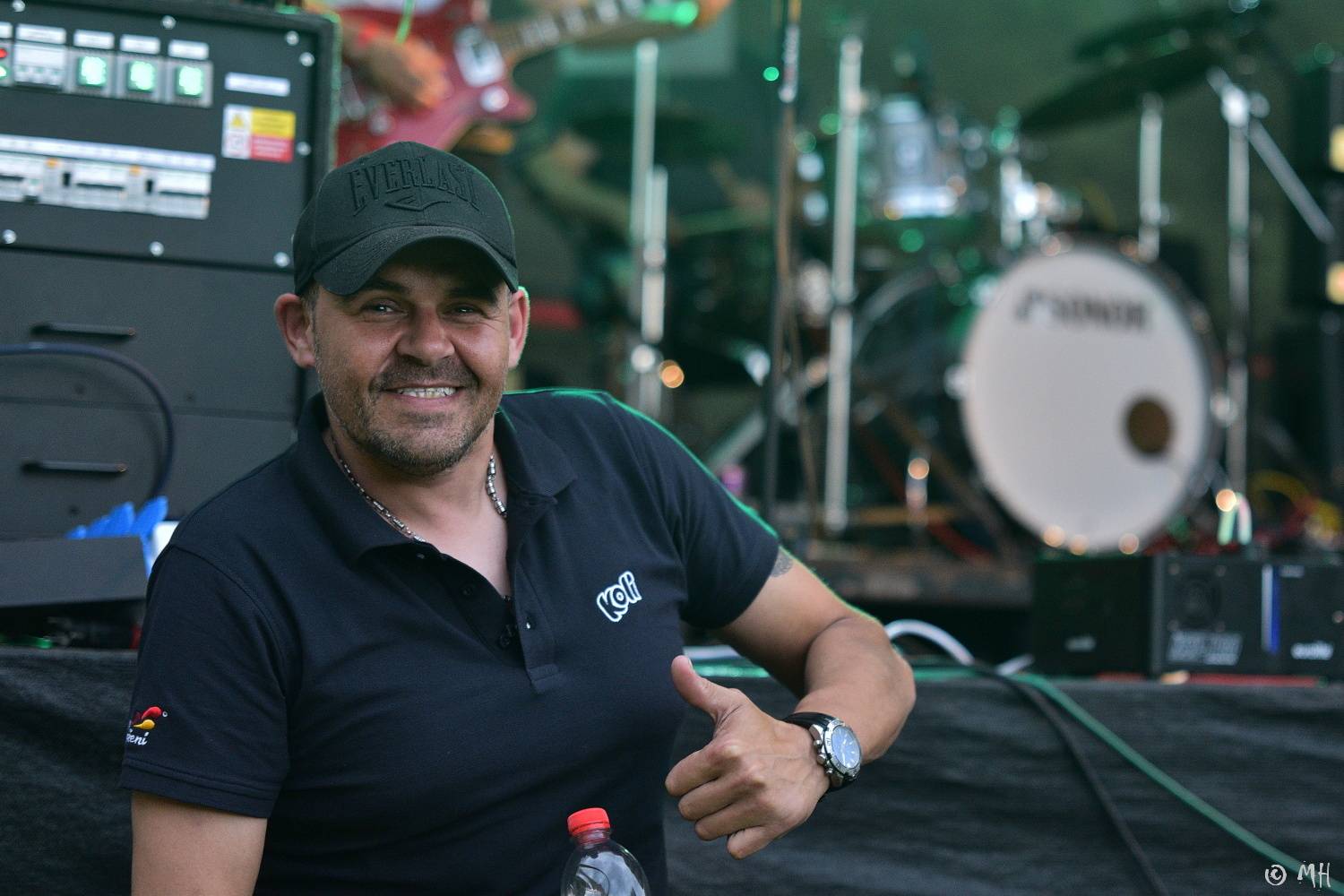 Ani bouřka a déšť je nezastavily. Špejbl's Helprs hráli v Plzni skladby AC/DC