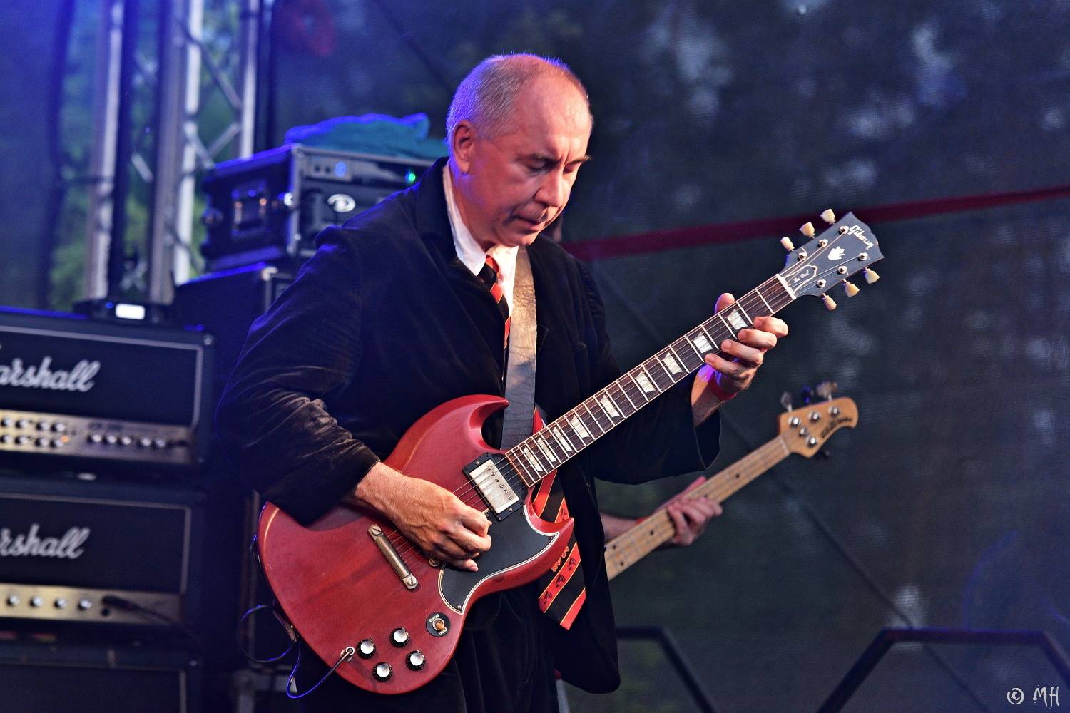 Ani bouřka a déšť je nezastavily. Špejbl's Helprs hráli v Plzni skladby AC/DC