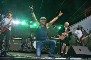 Ani bouřka a déšť je nezastavily. Špejbl's Helprs hráli v Plzni skladby AC/DC