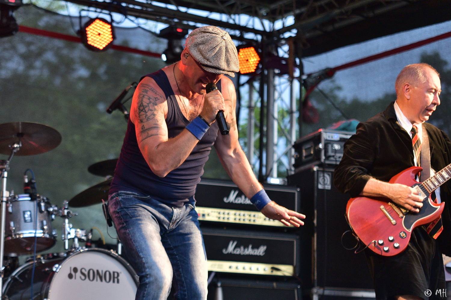 Ani bouřka a déšť je nezastavily. Špejbl's Helprs hráli v Plzni skladby AC/DC