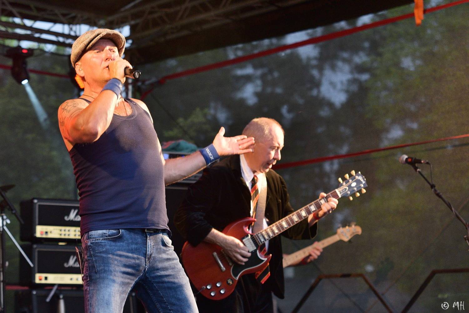 Ani bouřka a déšť je nezastavily. Špejbl's Helprs hráli v Plzni skladby AC/DC