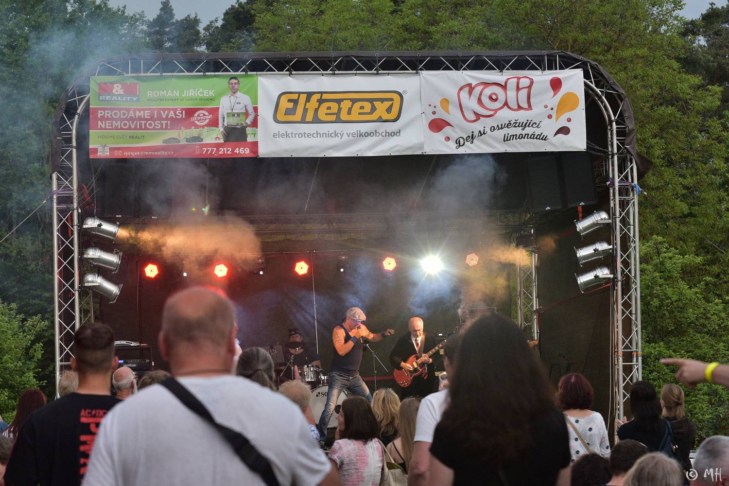 Ani bouřka a déšť je nezastavily. Špejbl's Helprs hráli v Plzni skladby AC/DC