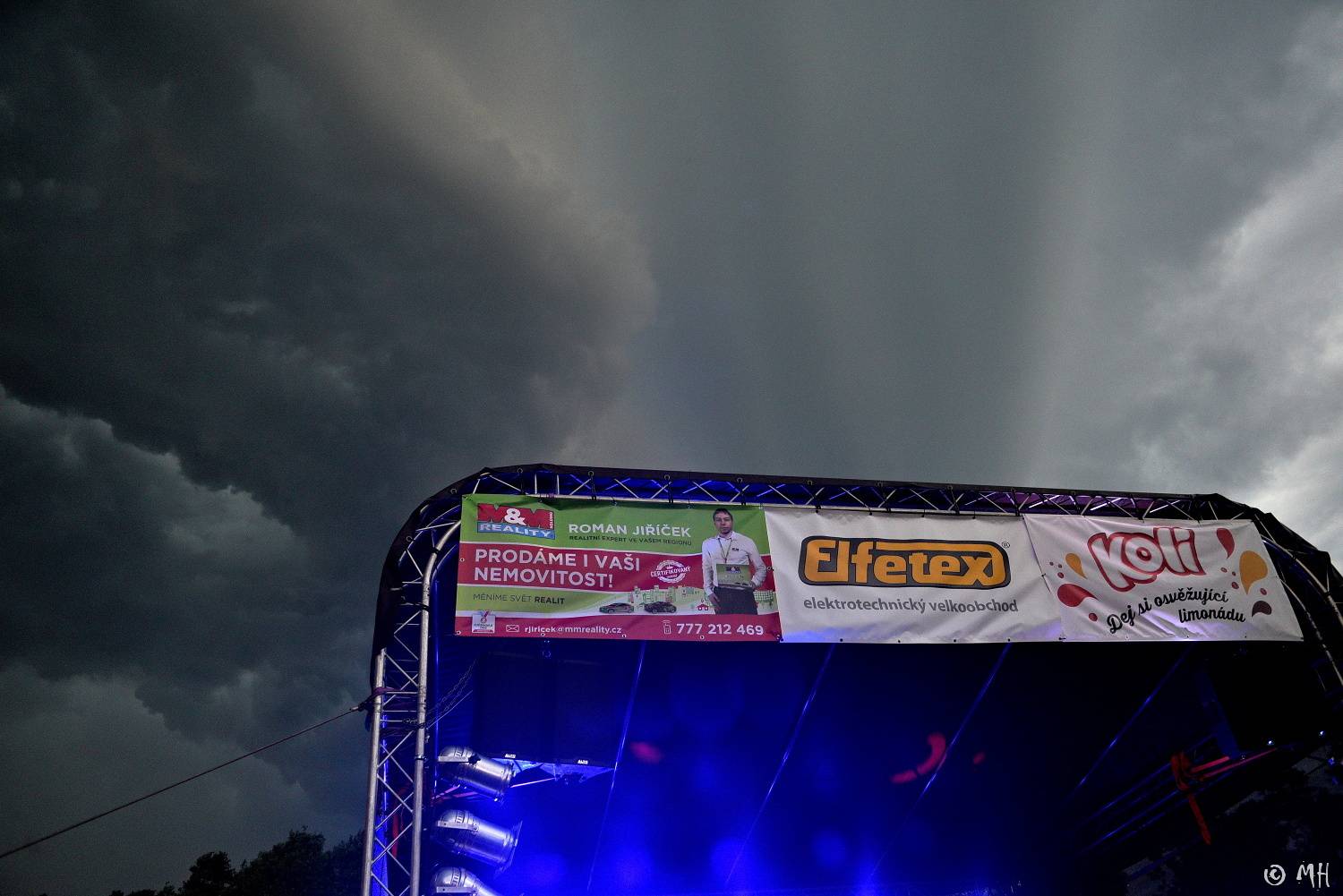 Ani bouřka a déšť je nezastavily. Špejbl's Helprs hráli v Plzni skladby AC/DC