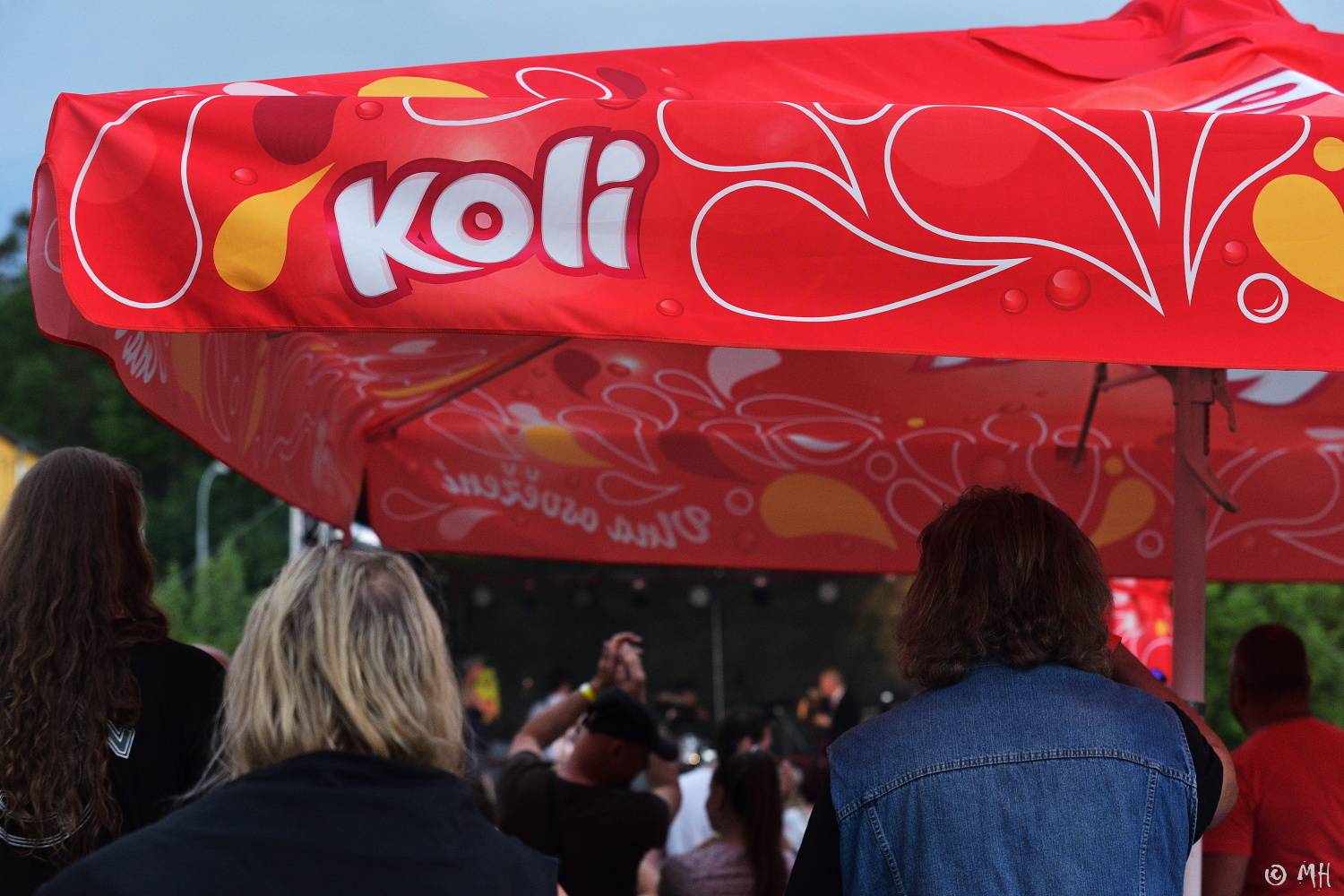 Ani bouřka a déšť je nezastavily. Špejbl's Helprs hráli v Plzni skladby AC/DC