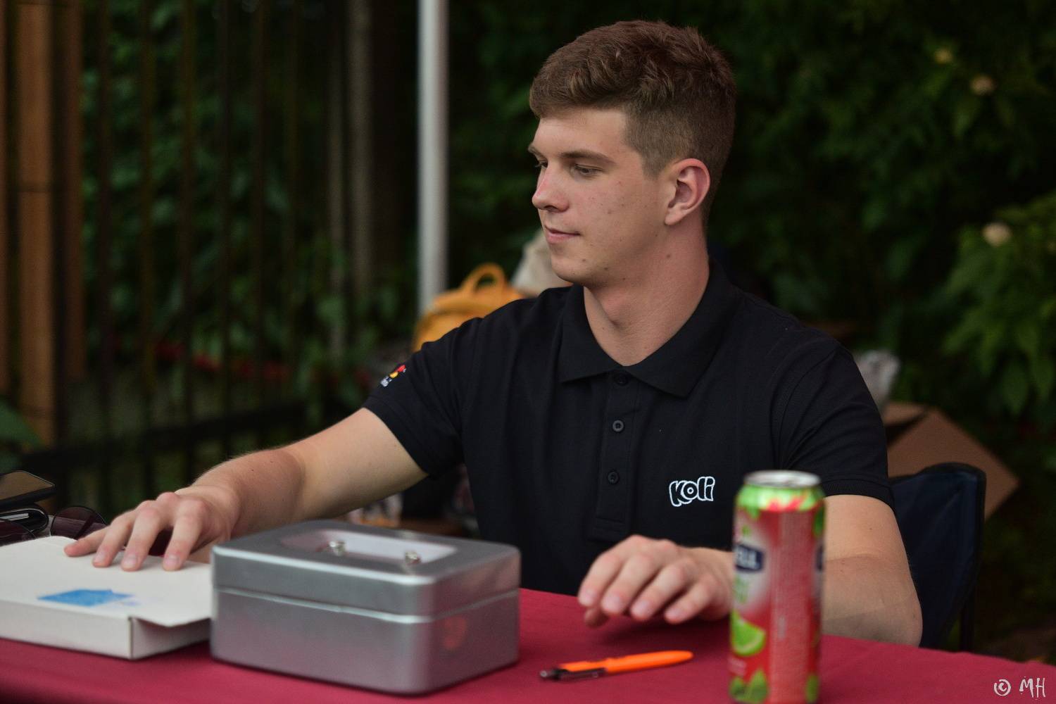 Ani bouřka a déšť je nezastavily. Špejbl's Helprs hráli v Plzni skladby AC/DC