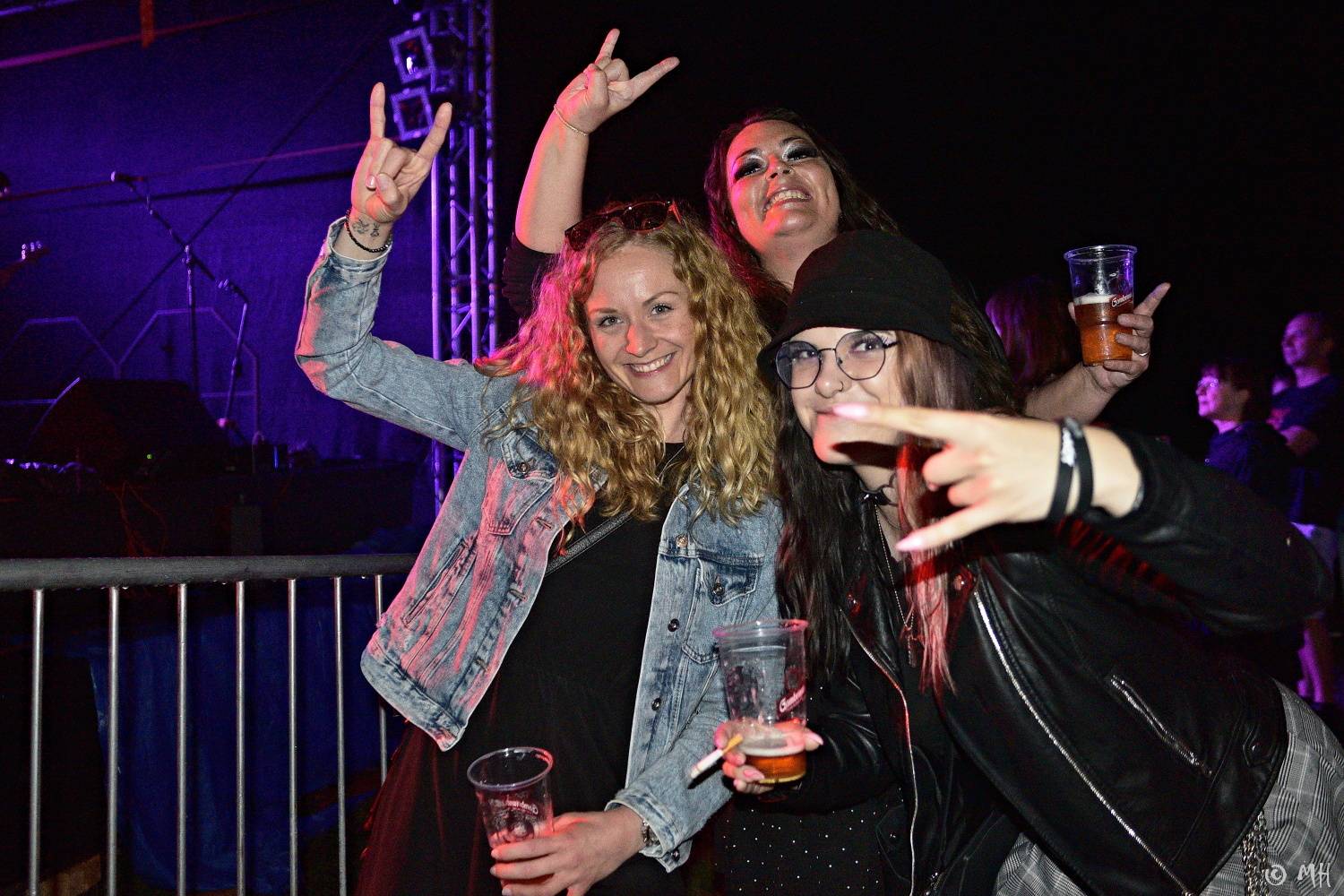 Ani bouřka a déšť je nezastavily. Špejbl's Helprs hráli v Plzni skladby AC/DC