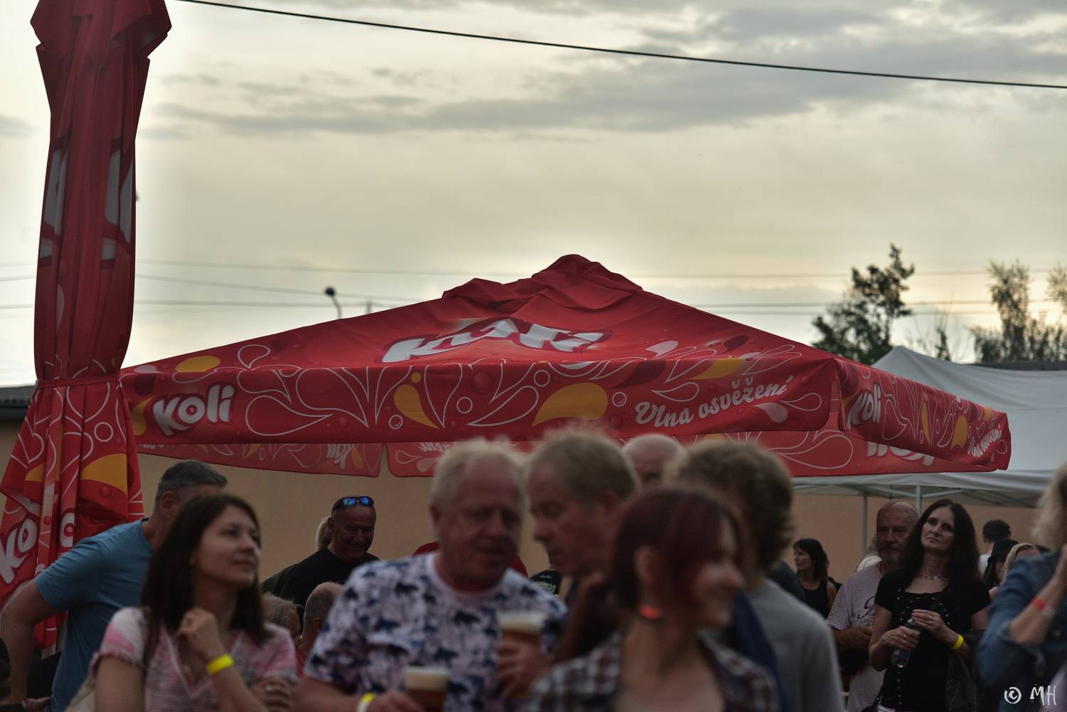 Ani bouřka a déšť je nezastavily. Špejbl's Helprs hráli v Plzni skladby AC/DC