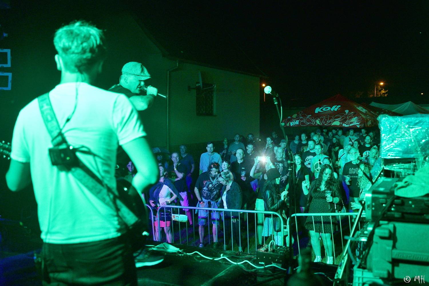 Ani bouřka a déšť je nezastavily. Špejbl's Helprs hráli v Plzni skladby AC/DC