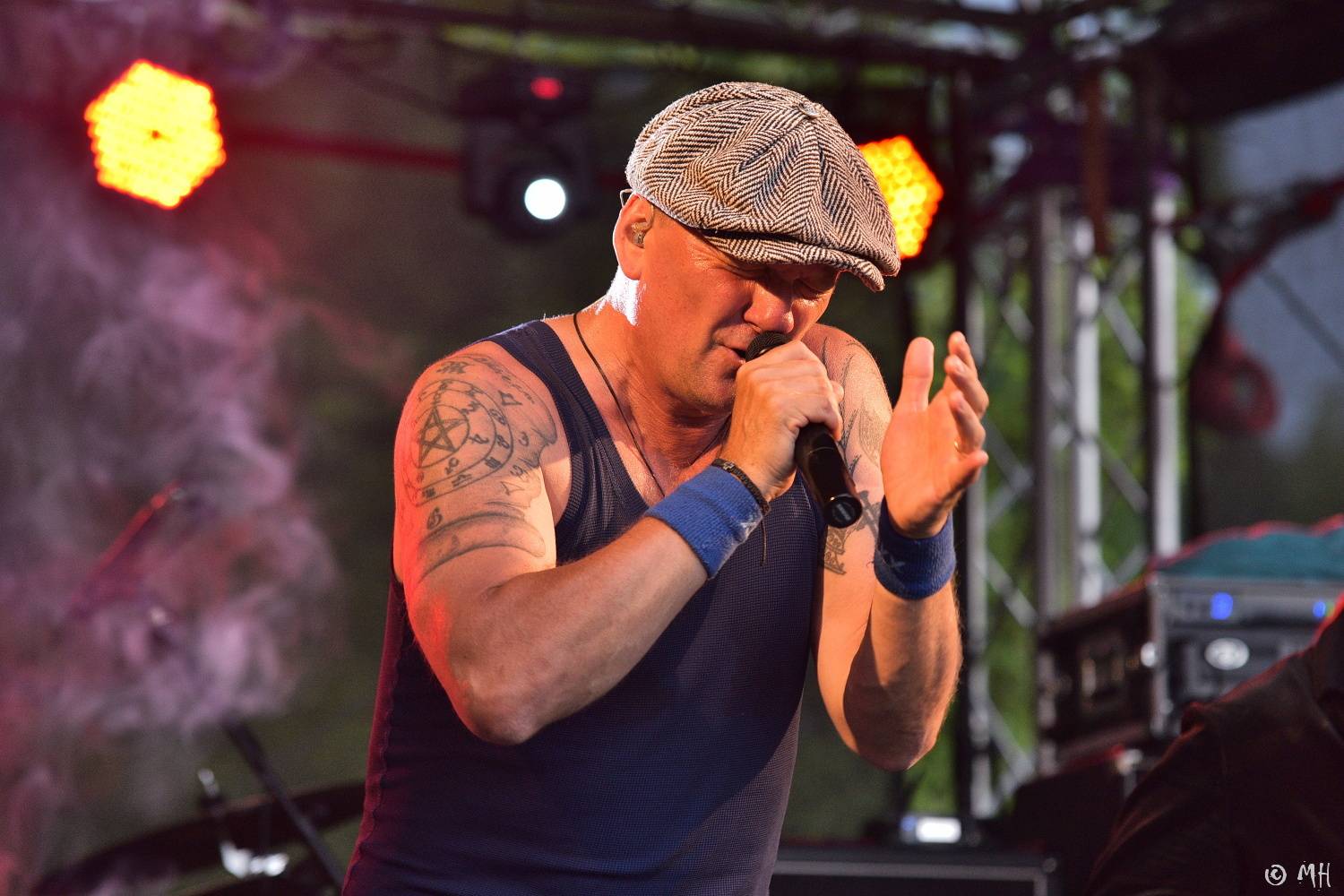 Ani bouřka a déšť je nezastavily. Špejbl's Helprs hráli v Plzni skladby AC/DC