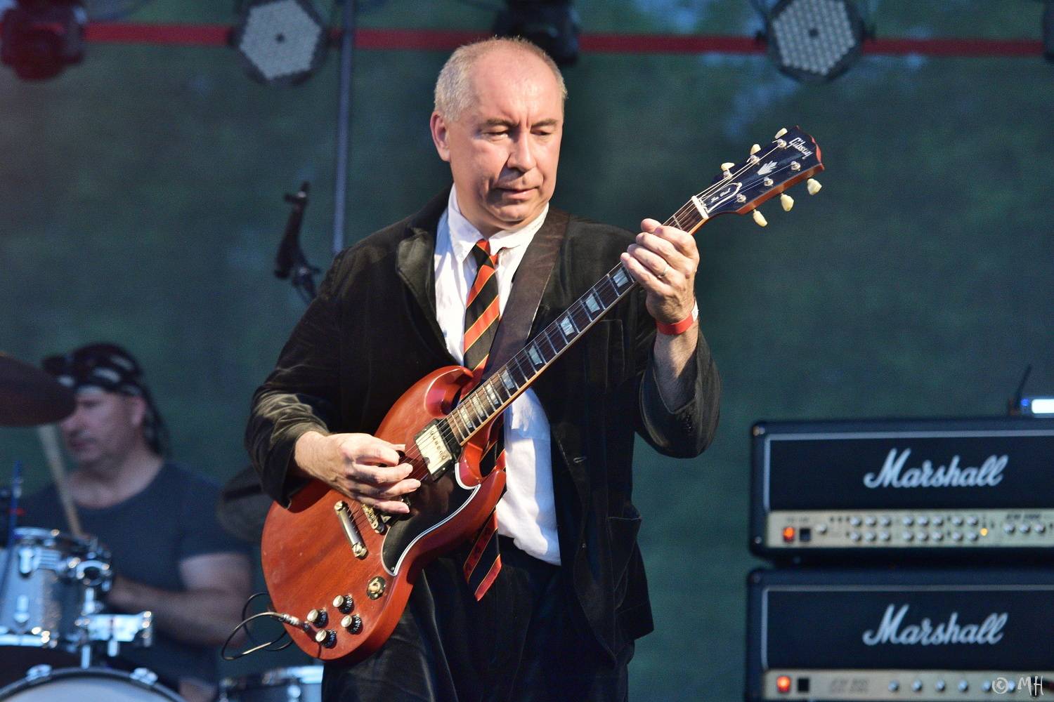 Ani bouřka a déšť je nezastavily. Špejbl's Helprs hráli v Plzni skladby AC/DC