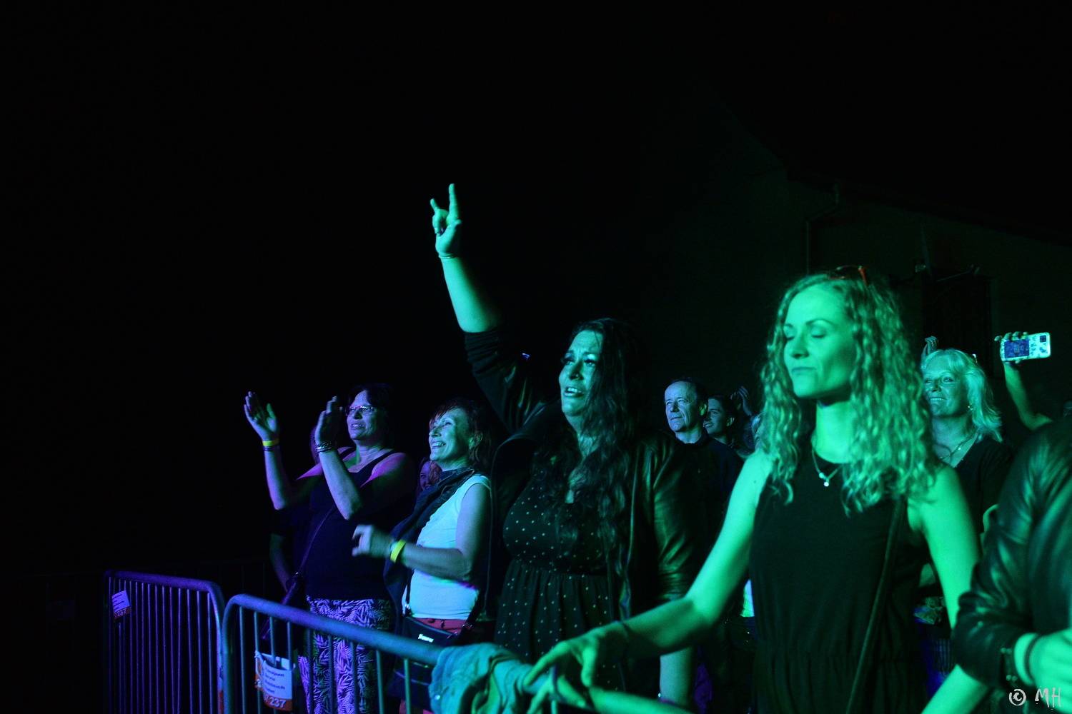 Ani bouřka a déšť je nezastavily. Špejbl's Helprs hráli v Plzni skladby AC/DC