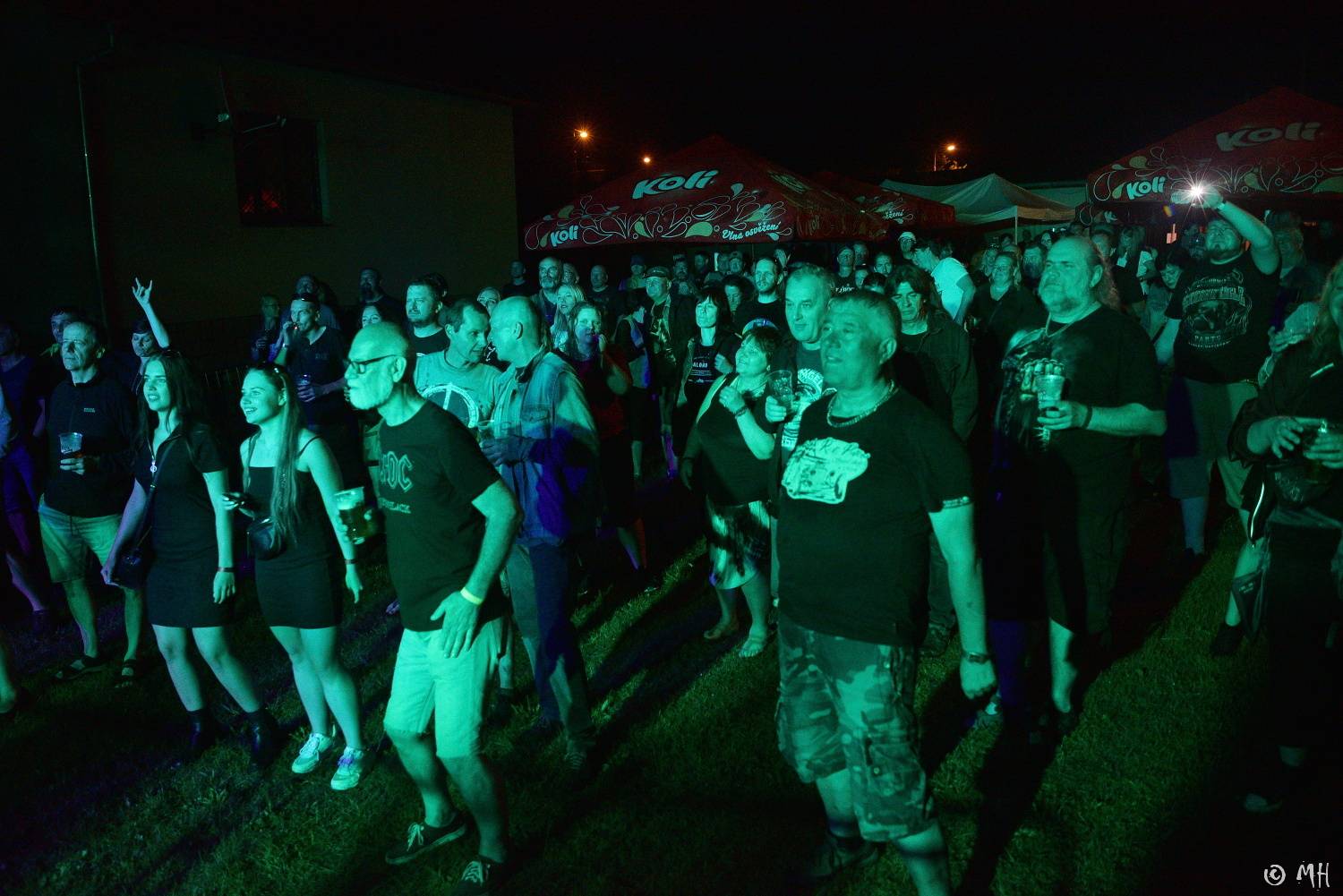 Ani bouřka a déšť je nezastavily. Špejbl's Helprs hráli v Plzni skladby AC/DC