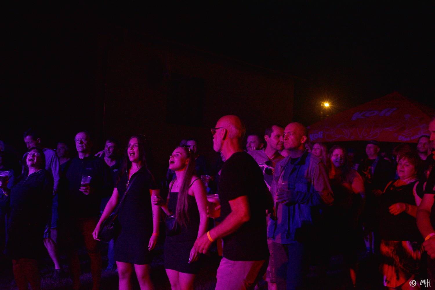 Ani bouřka a déšť je nezastavily. Špejbl's Helprs hráli v Plzni skladby AC/DC