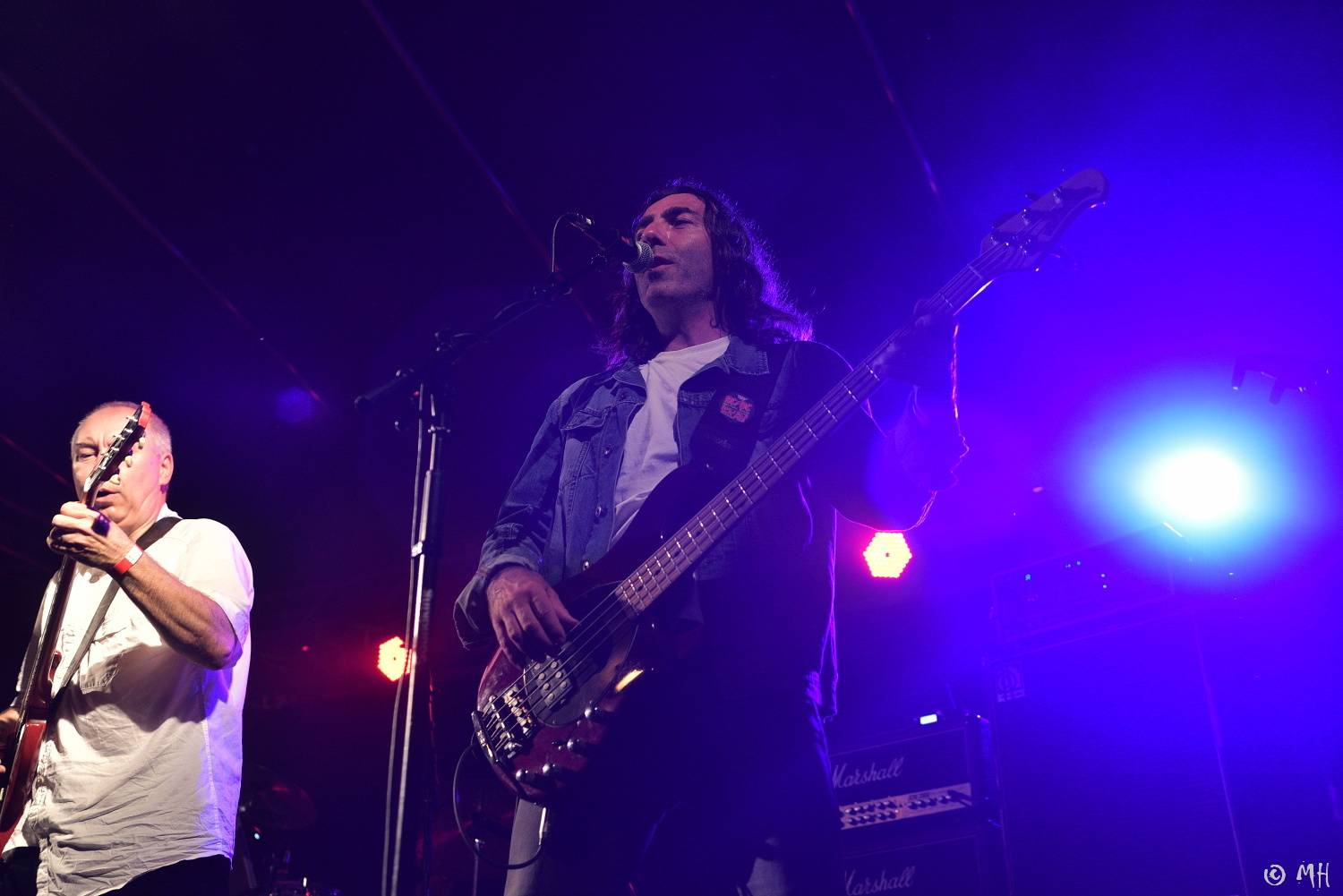 Ani bouřka a déšť je nezastavily. Špejbl's Helprs hráli v Plzni skladby AC/DC