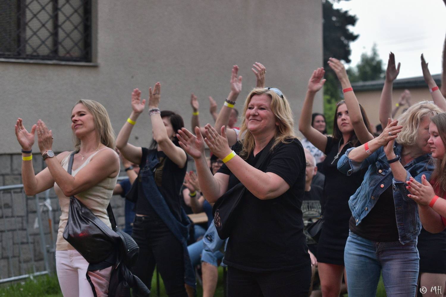 Ani bouřka a déšť je nezastavily. Špejbl's Helprs hráli v Plzni skladby AC/DC