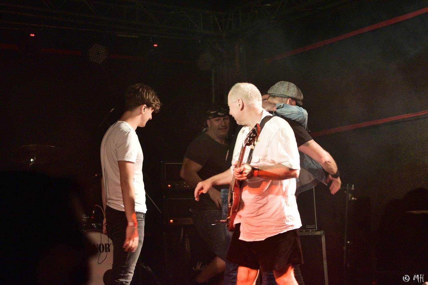 Ani bouřka a déšť je nezastavily. Špejbl's Helprs hráli v Plzni skladby AC/DC