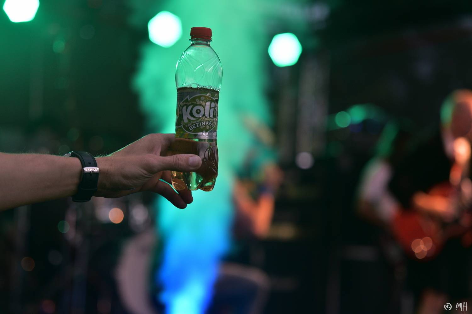 Ani bouřka a déšť je nezastavily. Špejbl's Helprs hráli v Plzni skladby AC/DC