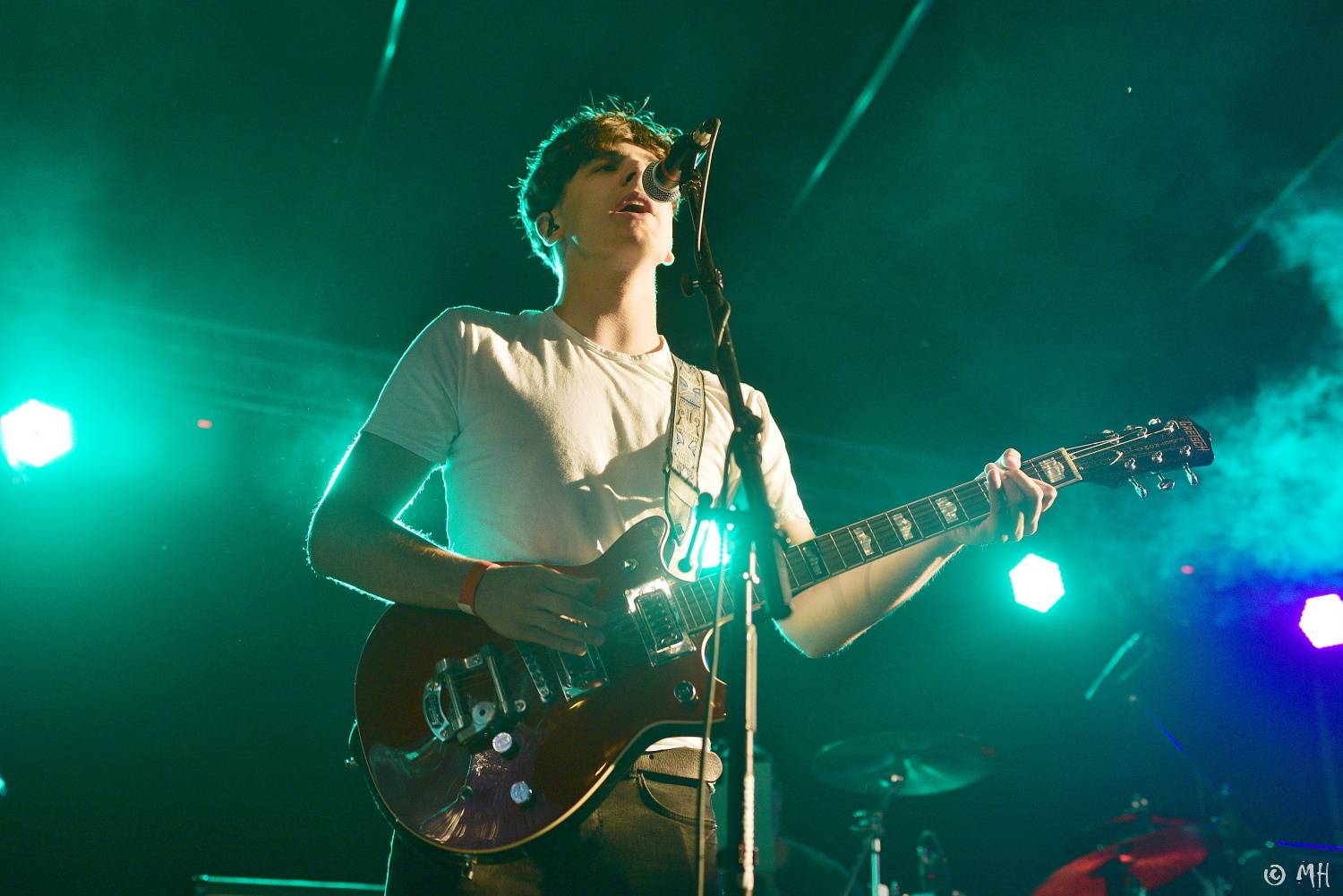 Ani bouřka a déšť je nezastavily. Špejbl's Helprs hráli v Plzni skladby AC/DC