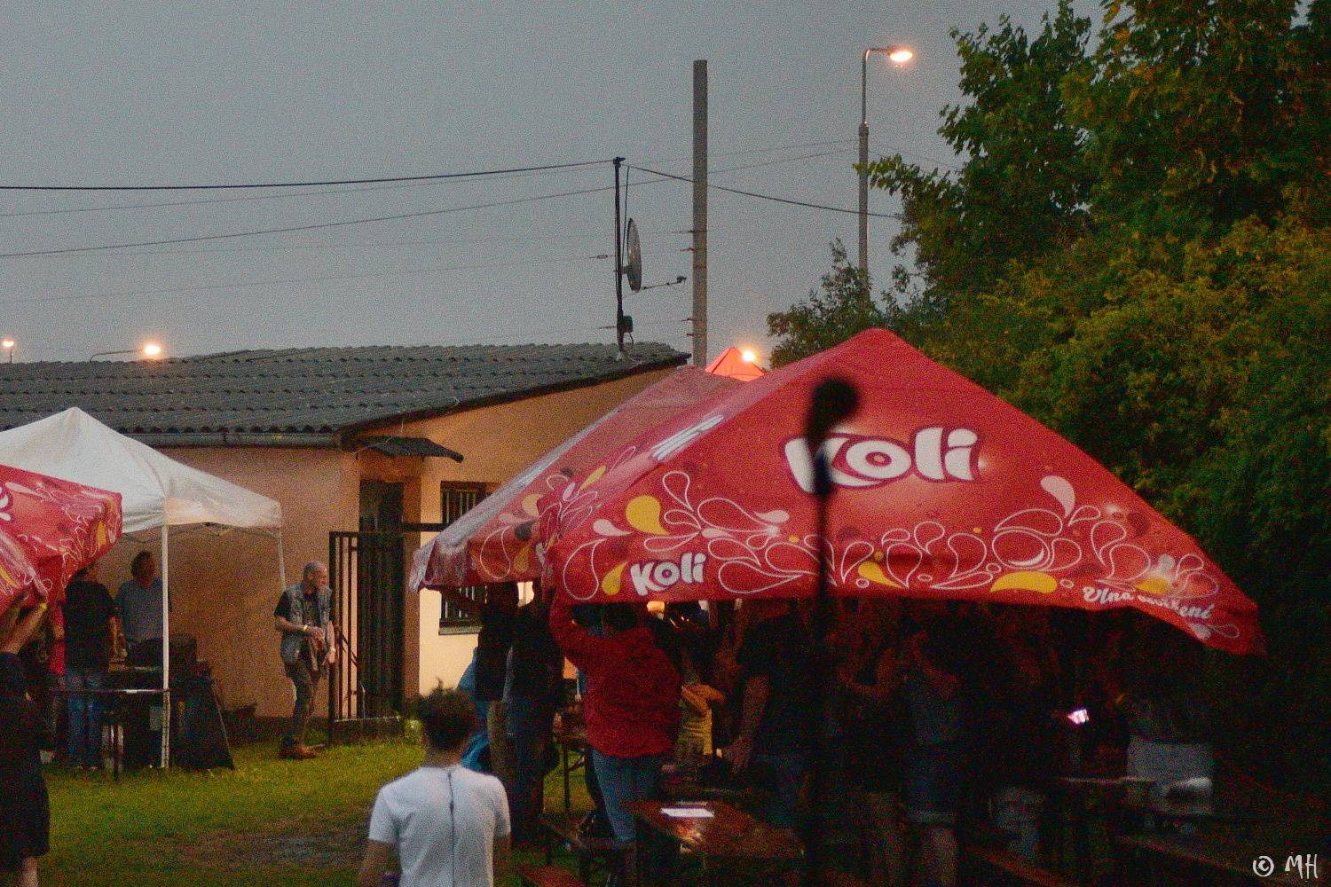 Ani bouřka a déšť je nezastavily. Špejbl's Helprs hráli v Plzni skladby AC/DC