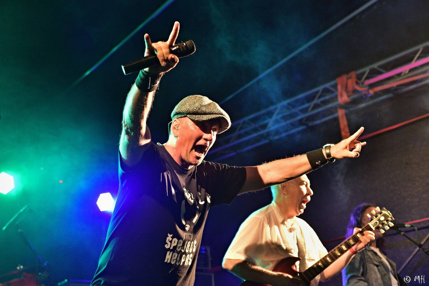 Ani bouřka a déšť je nezastavily. Špejbl's Helprs hráli v Plzni skladby AC/DC