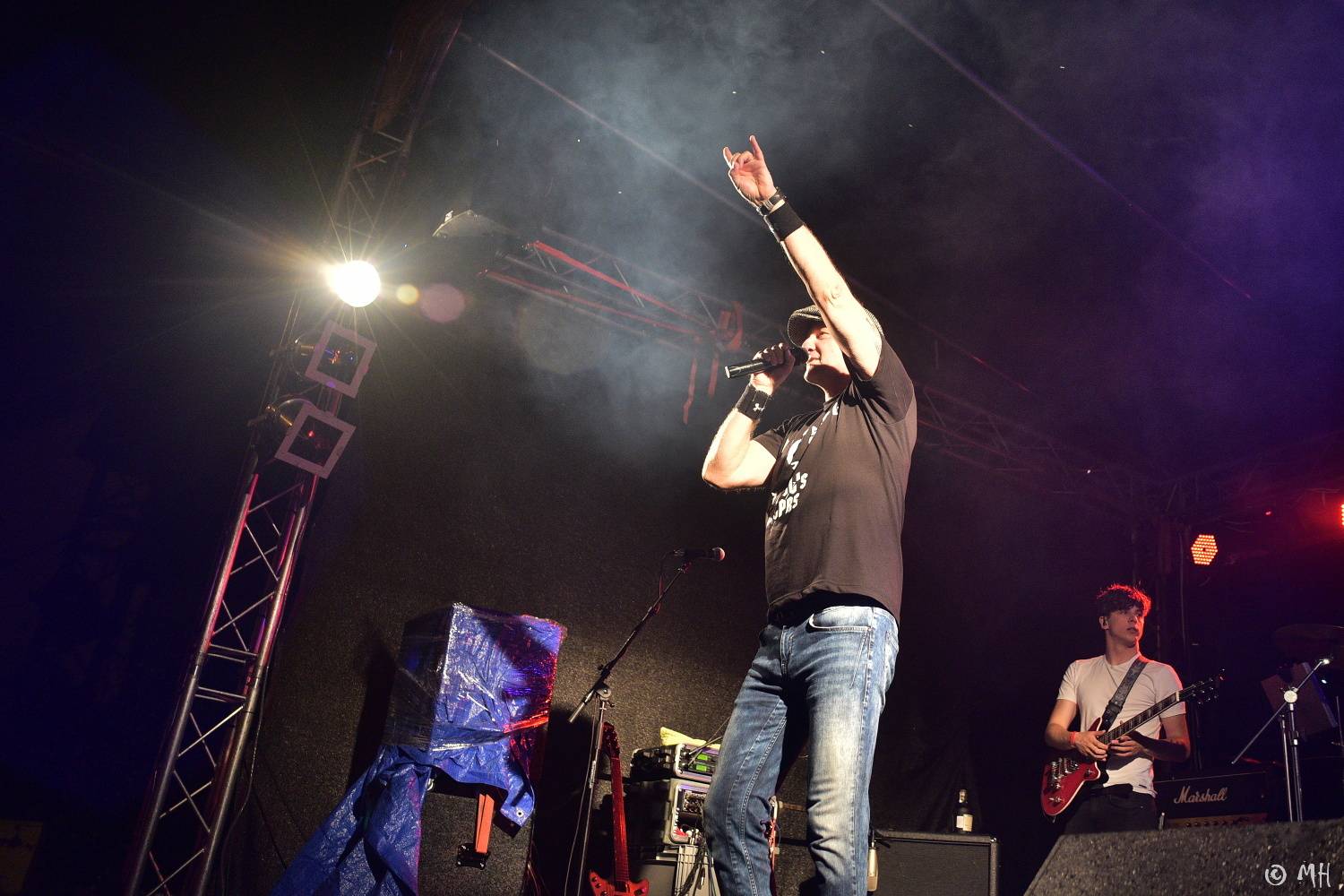 Ani bouřka a déšť je nezastavily. Špejbl's Helprs hráli v Plzni skladby AC/DC