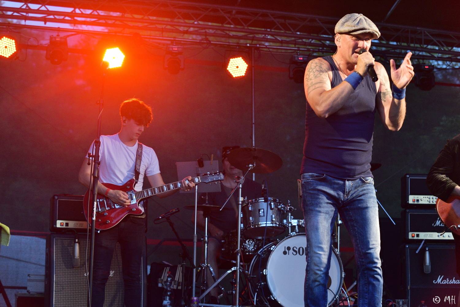 Ani bouřka a déšť je nezastavily. Špejbl's Helprs hráli v Plzni skladby AC/DC