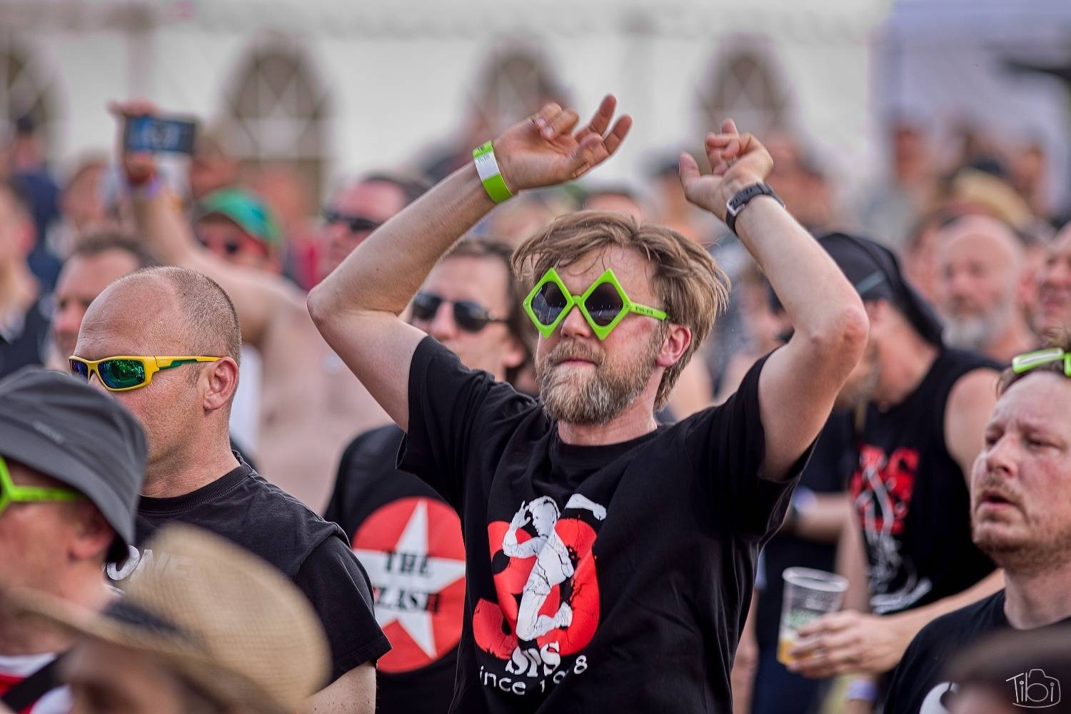 Narozeninový večírek Tří sester odstartoval. Na pražském Smíchově vystoupili Apple Juice, Plexis, SPS, Iné Kafé i The Varukers