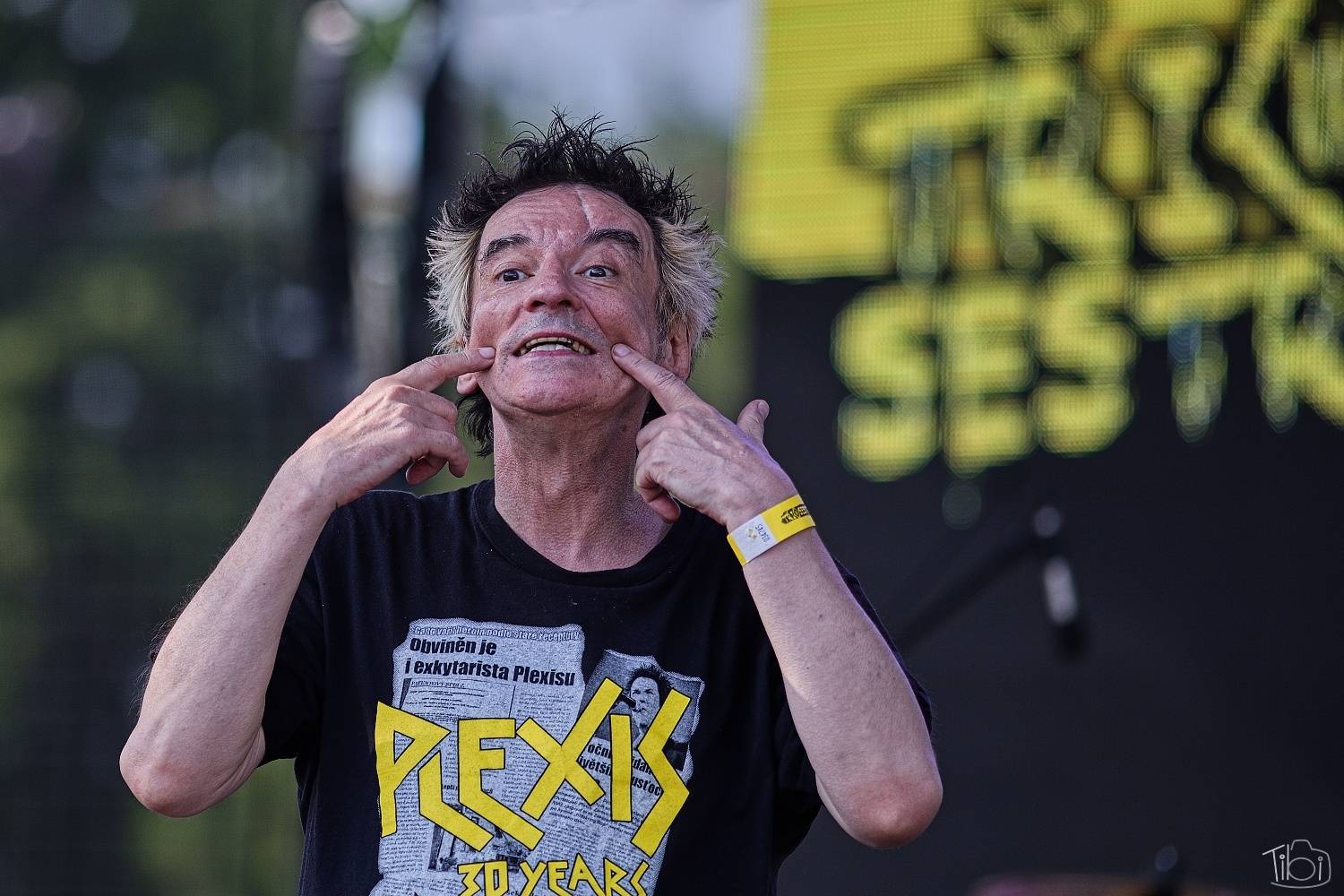 Narozeninový večírek Tří sester odstartoval. Na pražském Smíchově vystoupili Apple Juice, Plexis, SPS, Iné Kafé i The Varukers