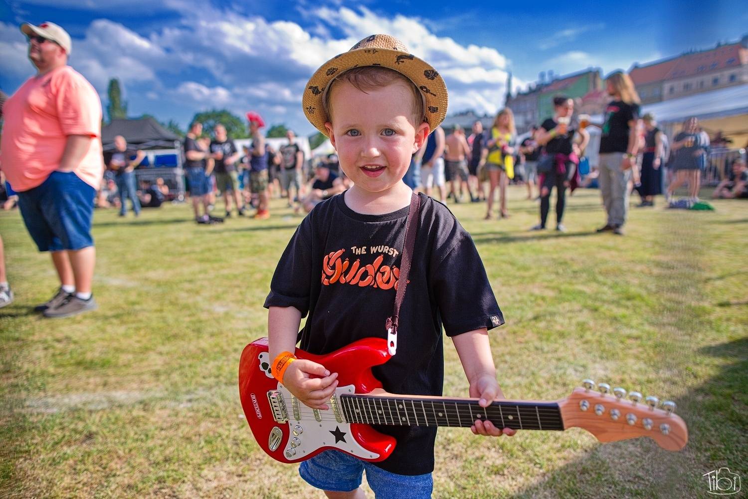 Narozeninový večírek Tří sester odstartoval. Na pražském Smíchově vystoupili Apple Juice, Plexis, SPS, Iné Kafé i The Varukers