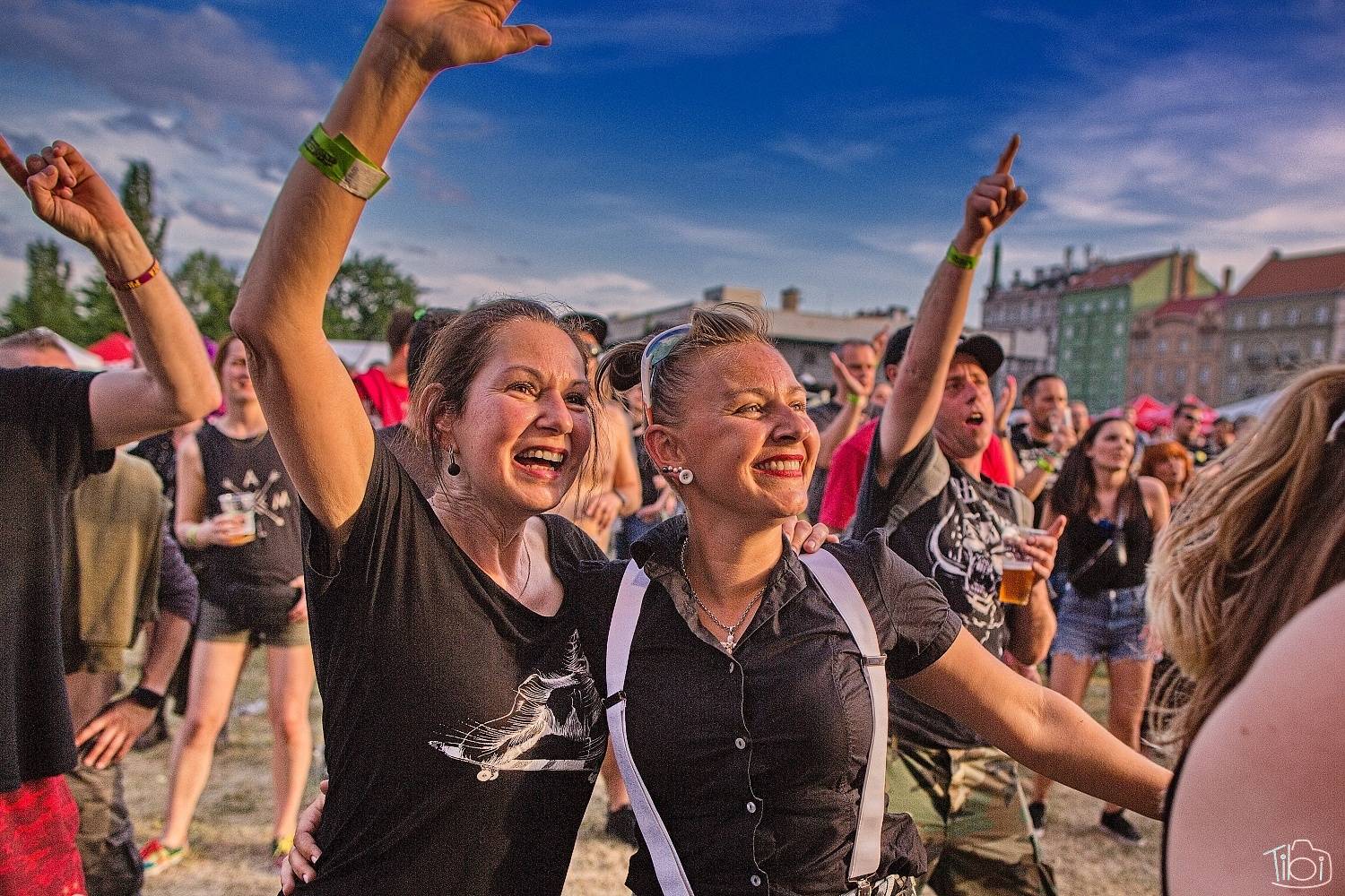 Narozeninový večírek Tří sester odstartoval. Na pražském Smíchově vystoupili Apple Juice, Plexis, SPS, Iné Kafé i The Varukers