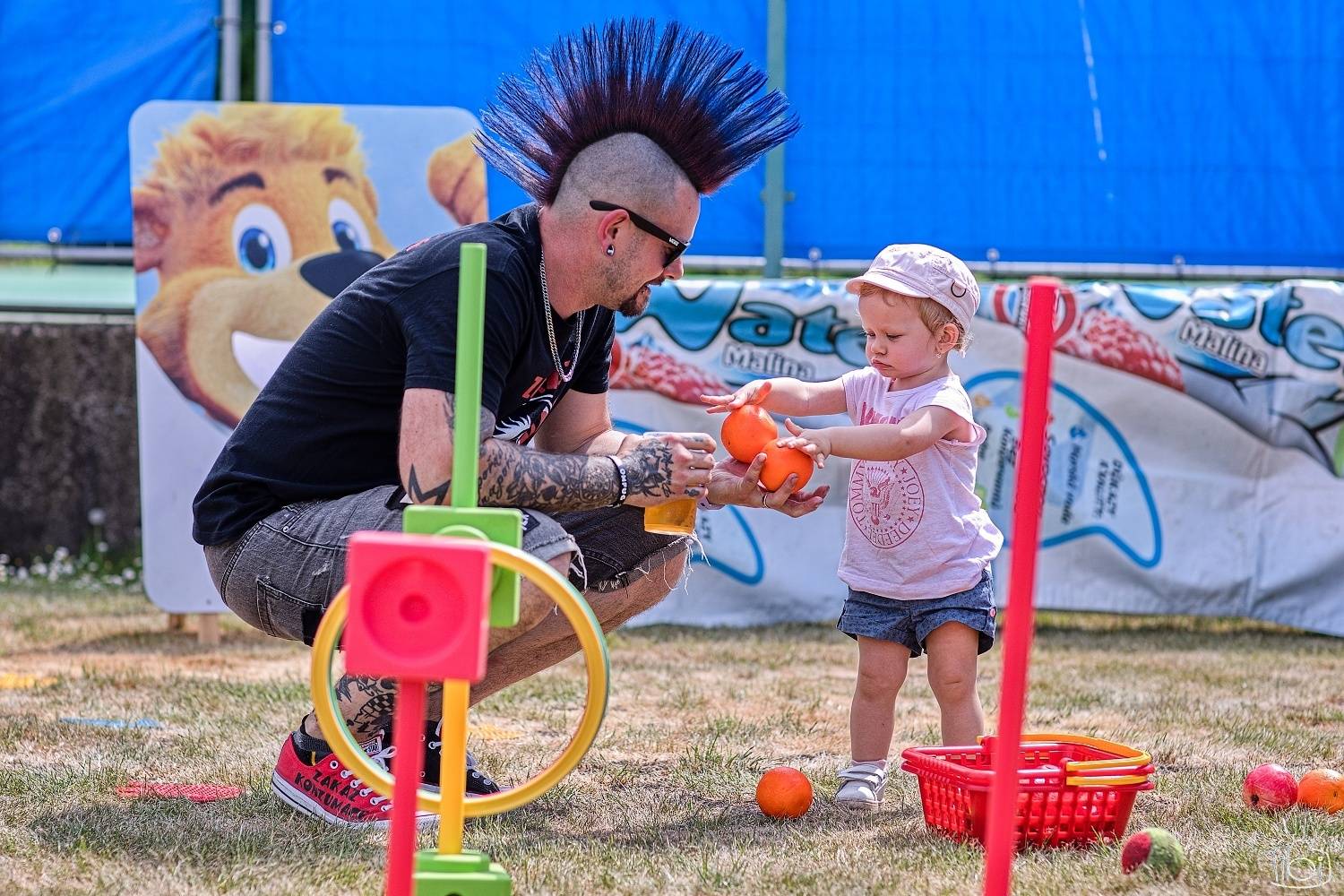 Narozeninový večírek Tří sester odstartoval. Na pražském Smíchově vystoupili Apple Juice, Plexis, SPS, Iné Kafé i The Varukers