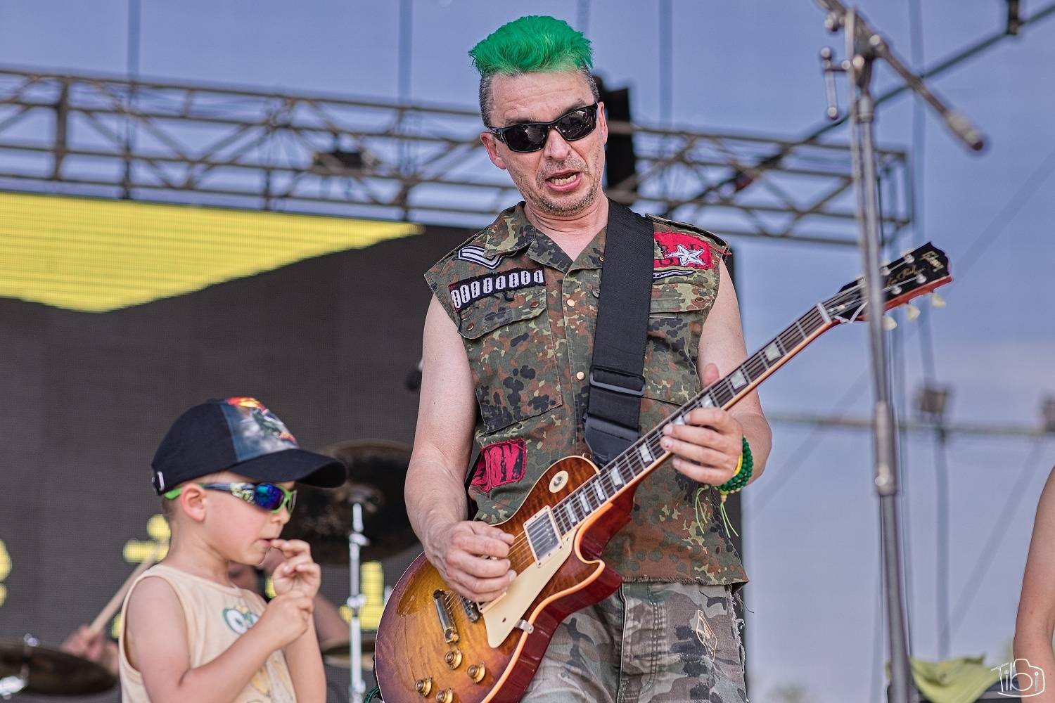 Narozeninový večírek Tří sester odstartoval. Na pražském Smíchově vystoupili Apple Juice, Plexis, SPS, Iné Kafé i The Varukers