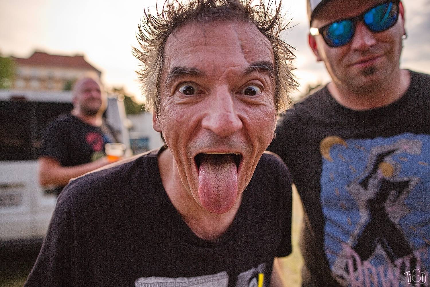 Narozeninový večírek Tří sester odstartoval. Na pražském Smíchově vystoupili Apple Juice, Plexis, SPS, Iné Kafé i The Varukers