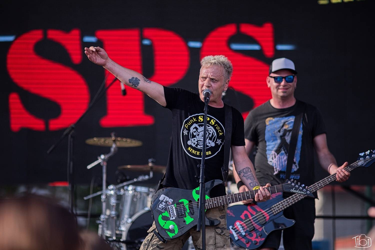 Narozeninový večírek Tří sester odstartoval. Na pražském Smíchově vystoupili Apple Juice, Plexis, SPS, Iné Kafé i The Varukers