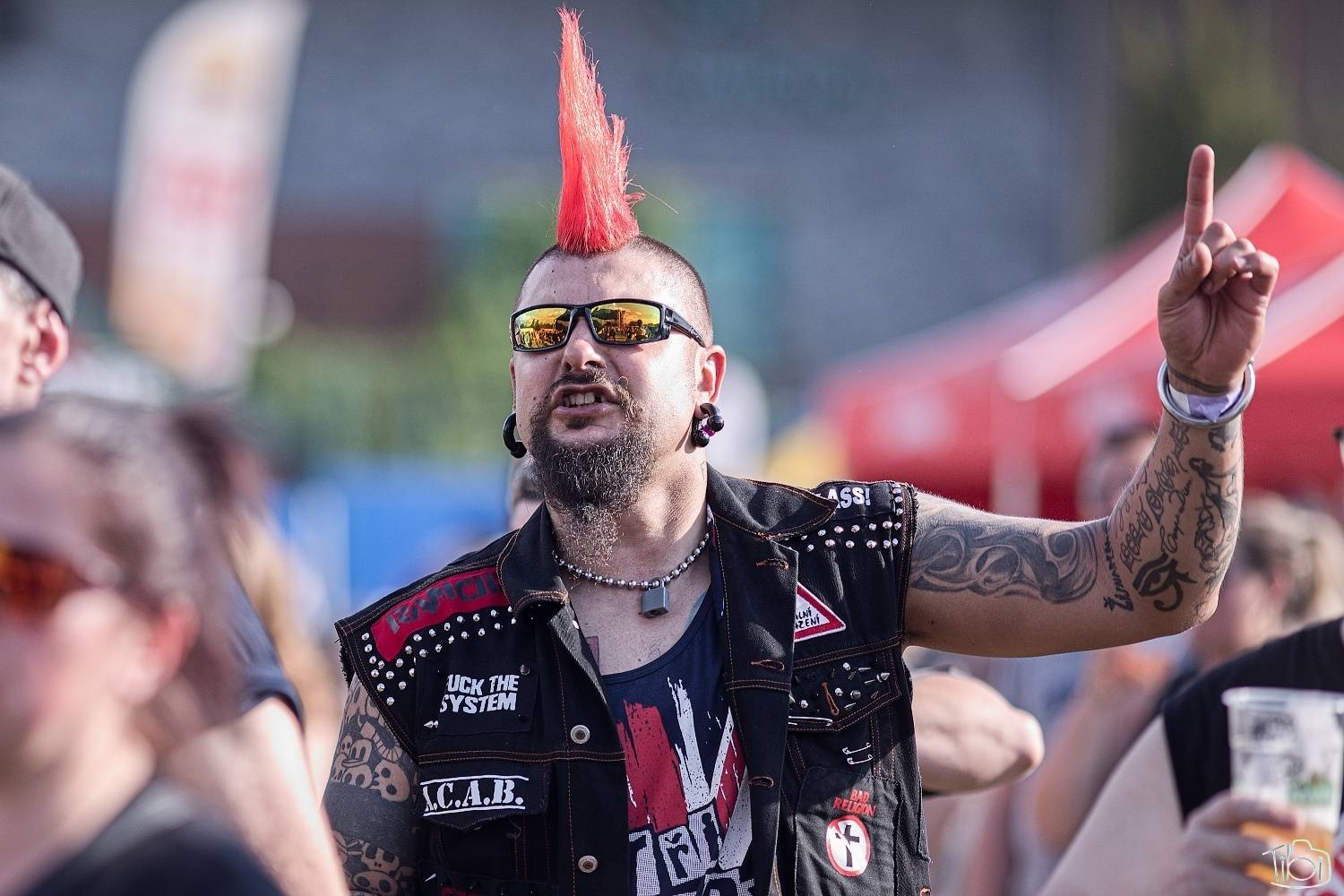 Narozeninový večírek Tří sester odstartoval. Na pražském Smíchově vystoupili Apple Juice, Plexis, SPS, Iné Kafé i The Varukers