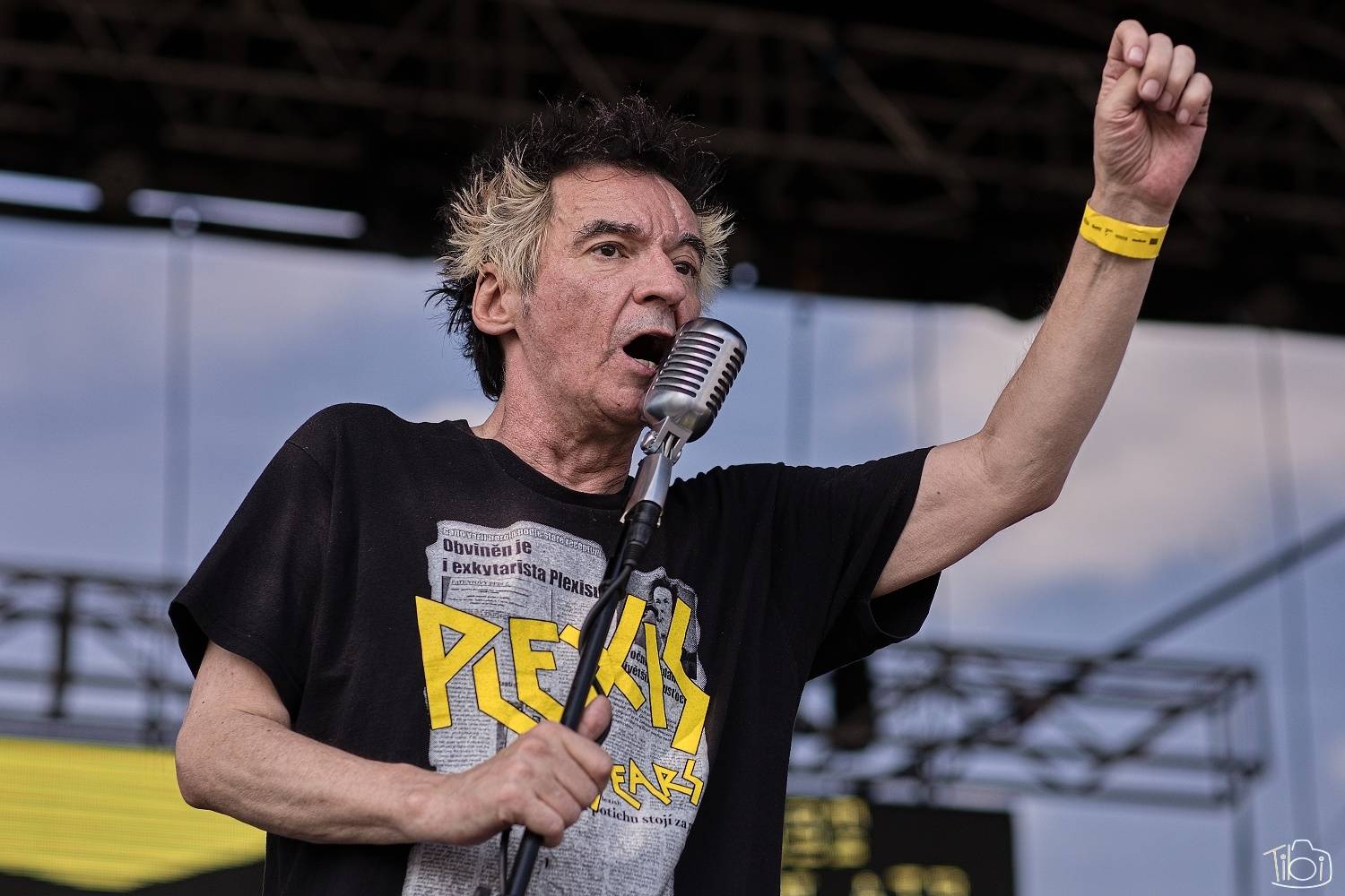 Narozeninový večírek Tří sester odstartoval. Na pražském Smíchově vystoupili Apple Juice, Plexis, SPS, Iné Kafé i The Varukers