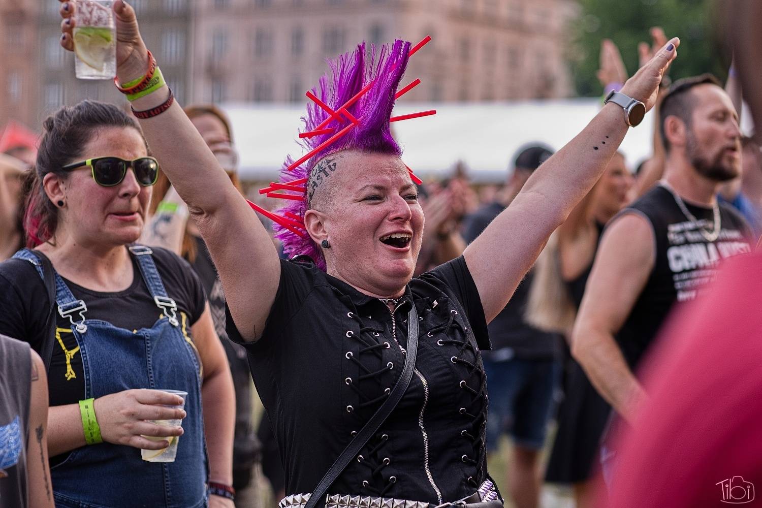 Narozeninový večírek Tří sester odstartoval. Na pražském Smíchově vystoupili Apple Juice, Plexis, SPS, Iné Kafé i The Varukers
