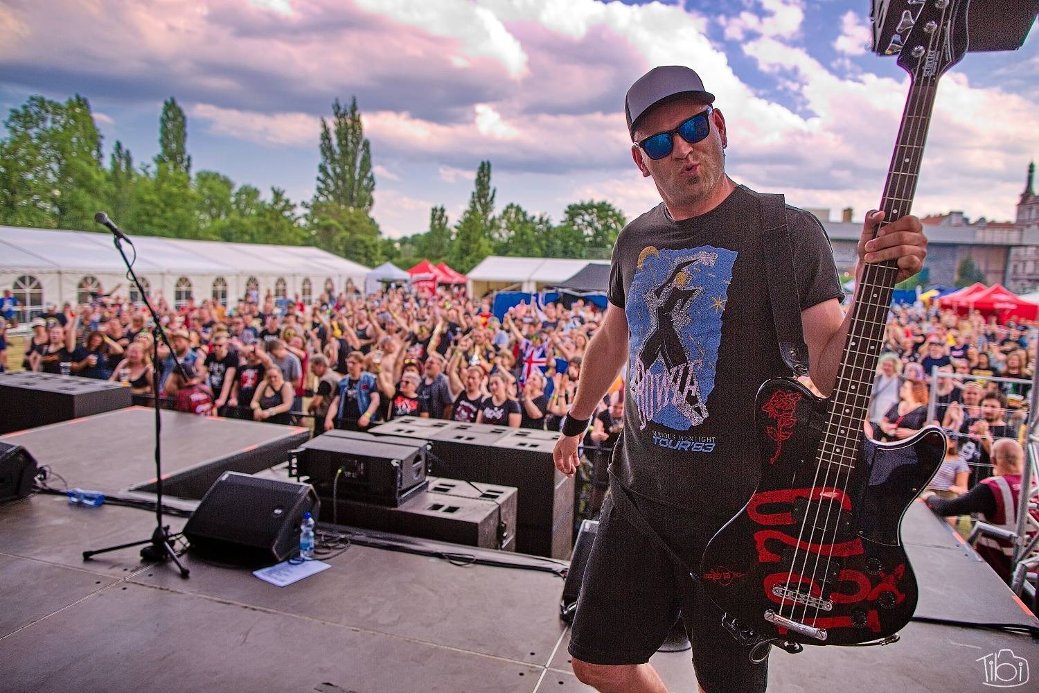 Narozeninový večírek Tří sester odstartoval. Na pražském Smíchově vystoupili Apple Juice, Plexis, SPS, Iné Kafé i The Varukers